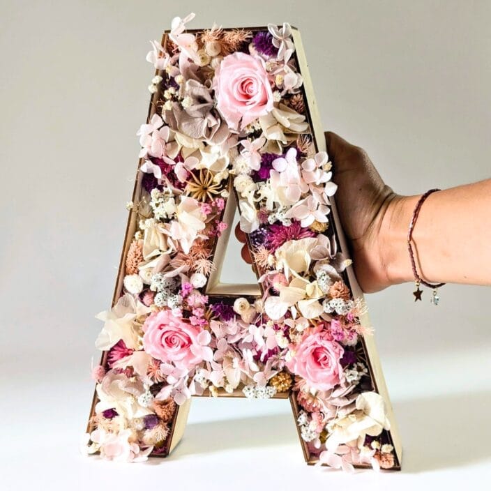 Lettre initiale personnalisable fleurie en fleurs stabilisées, cadeau poétique et durable, Donum – Image 3