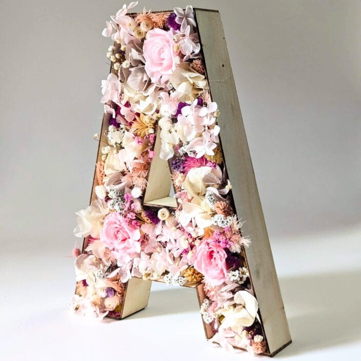 Lettre initiale personnalisable fleurie en fleurs stabilisées, cadeau poétique et durable, Donum – Image 4