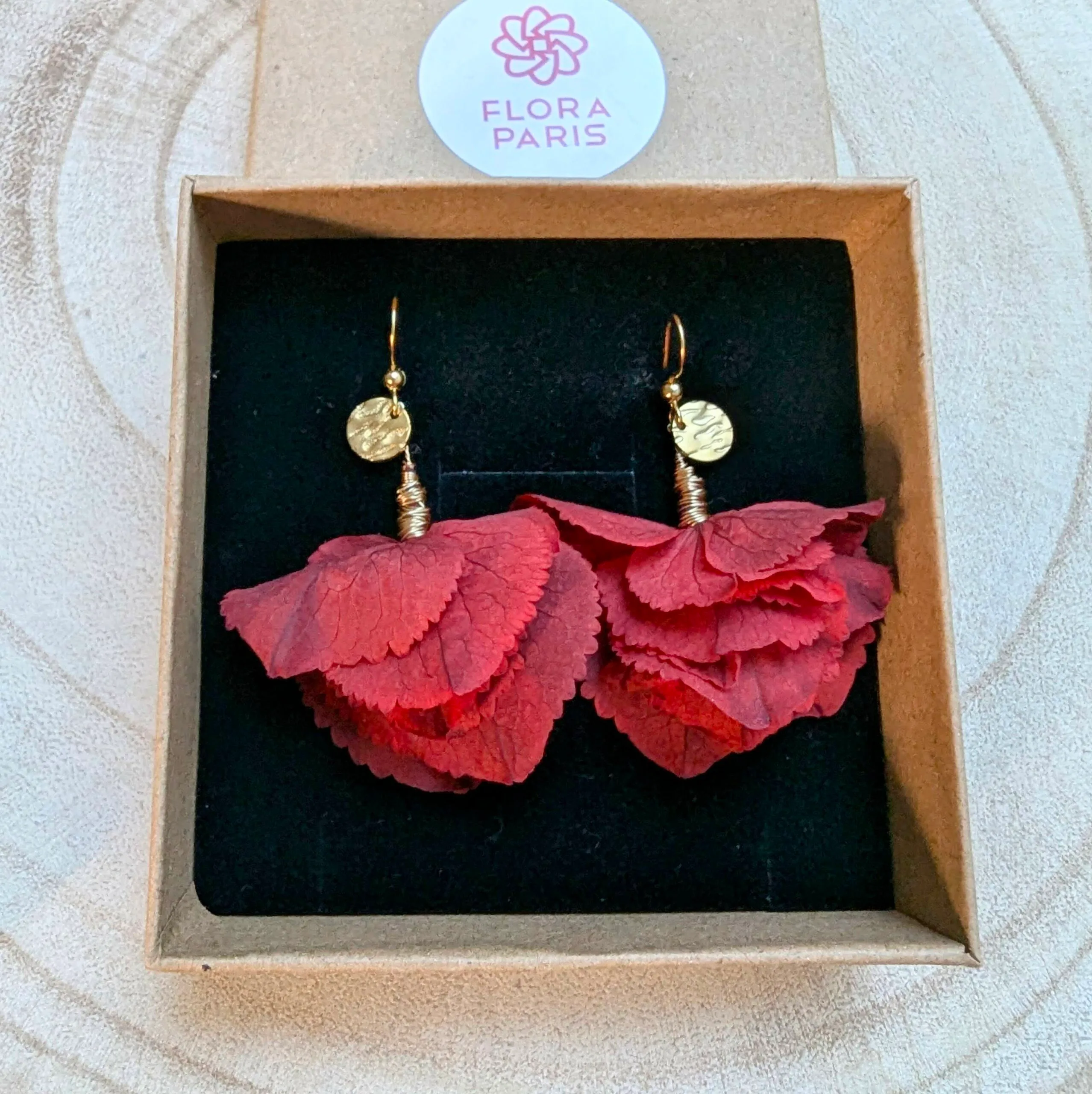 Boucles d'oreilles gouttes en hortensias stabilisés rouges, bijou bohème, Iris – Image 2