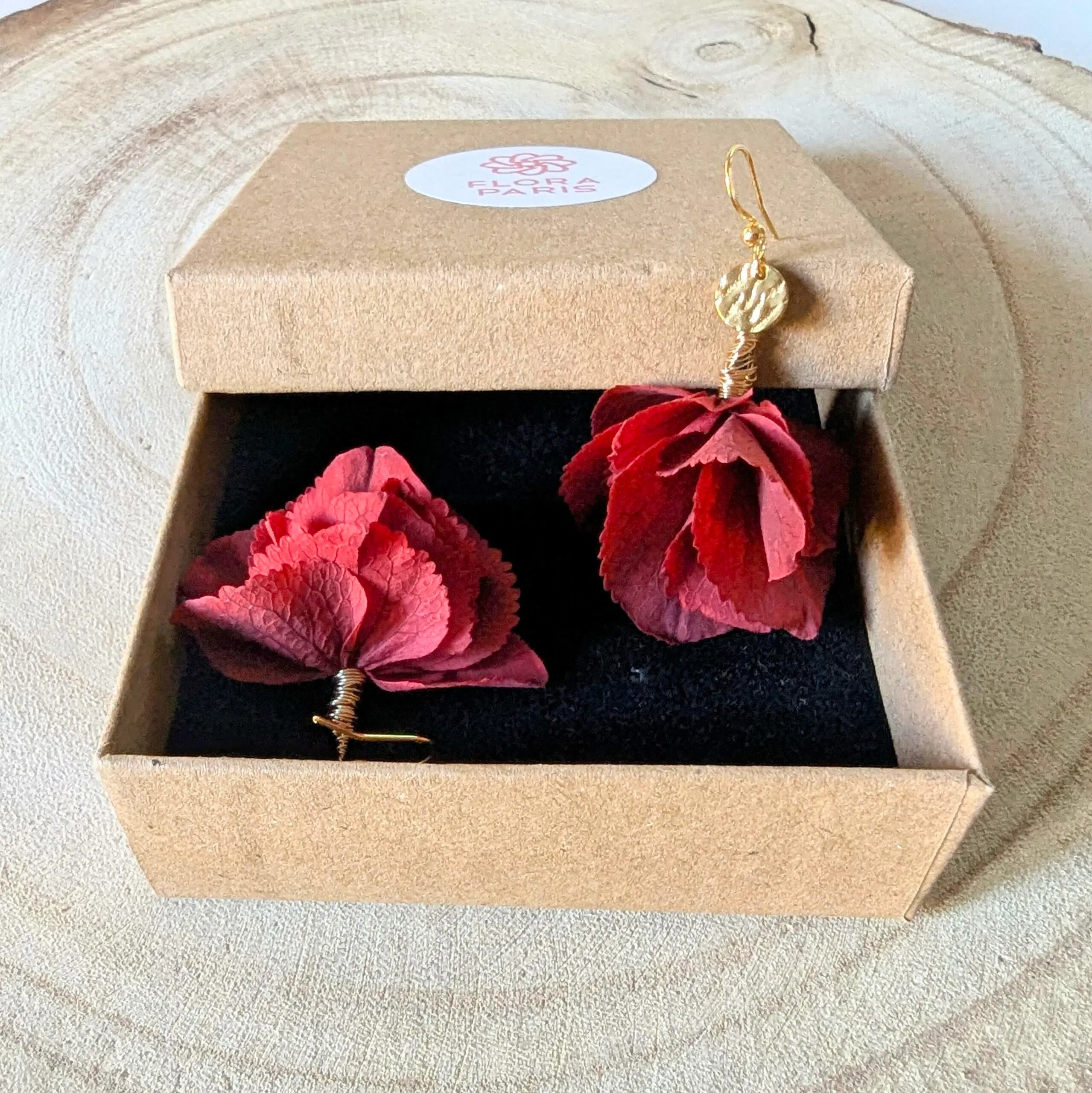 Boucles d'oreilles gouttes en hortensias stabilisés rouges, bijou bohème, Iris – Image 3