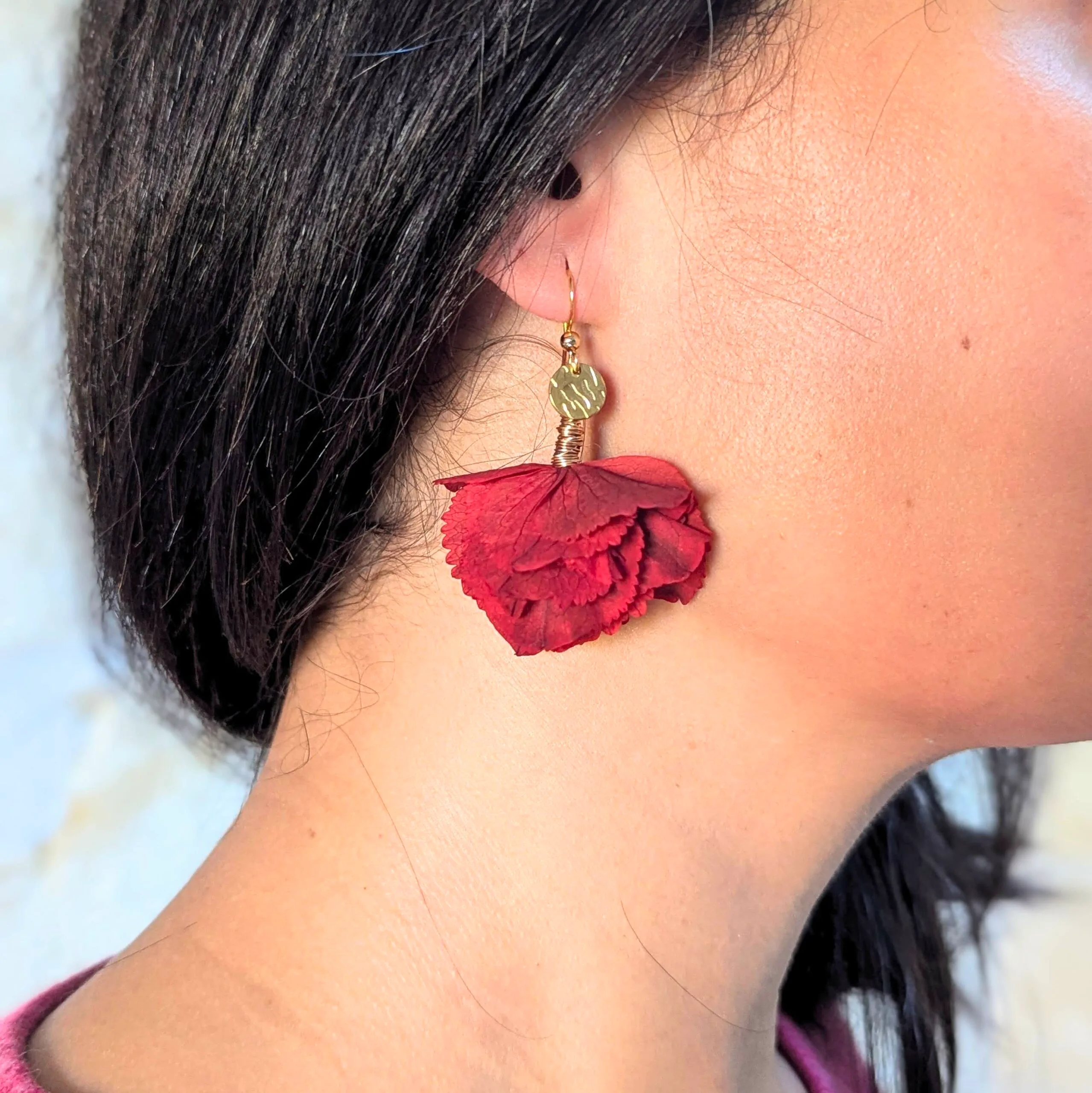 Boucles d'oreilles gouttes en hortensias stabilisés rouges, bijou bohème, Iris – Image 4