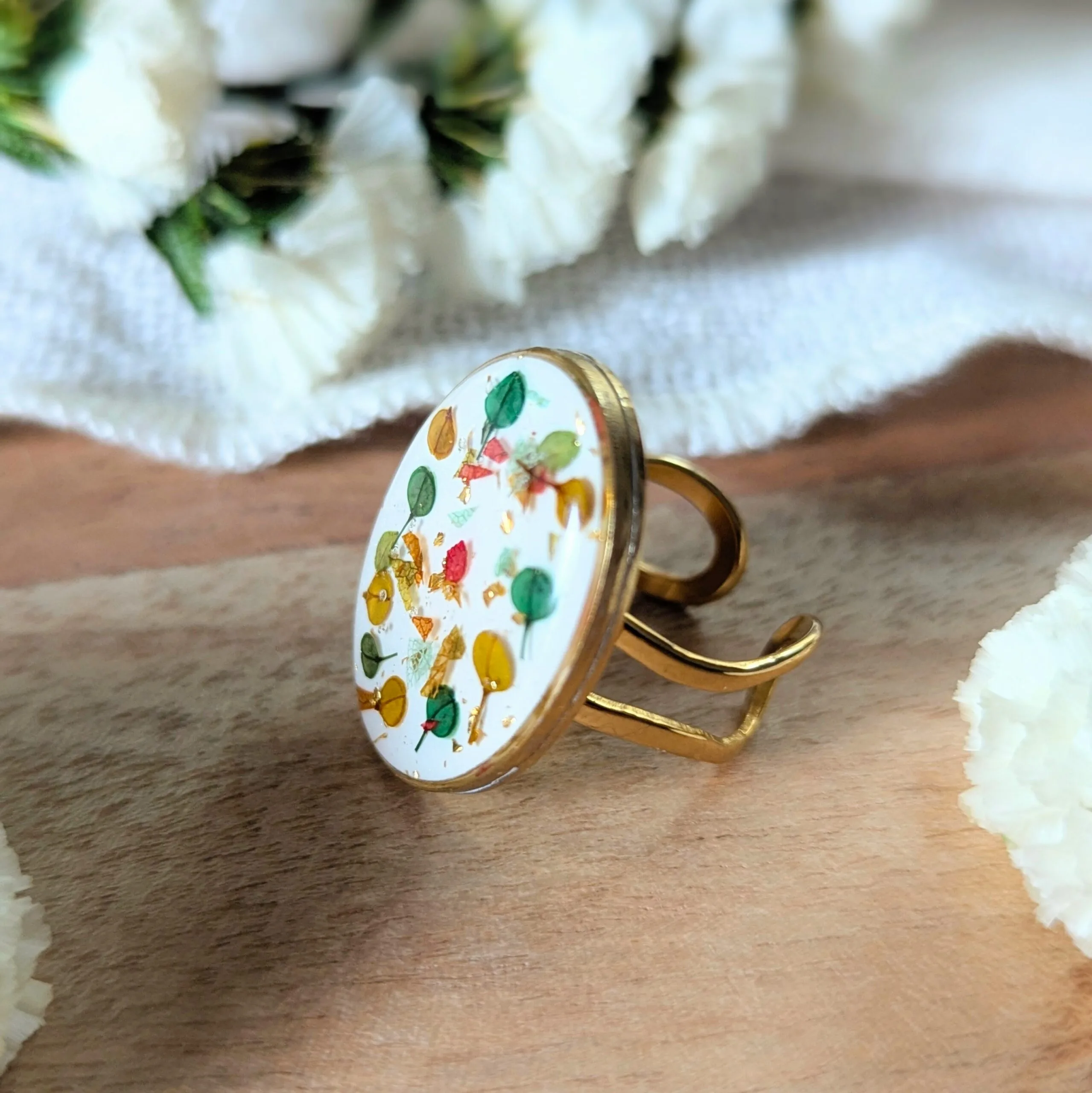 Bague artisanale en fleurs stabilisées aux tons jaunes, verts et blancs, Ingrid