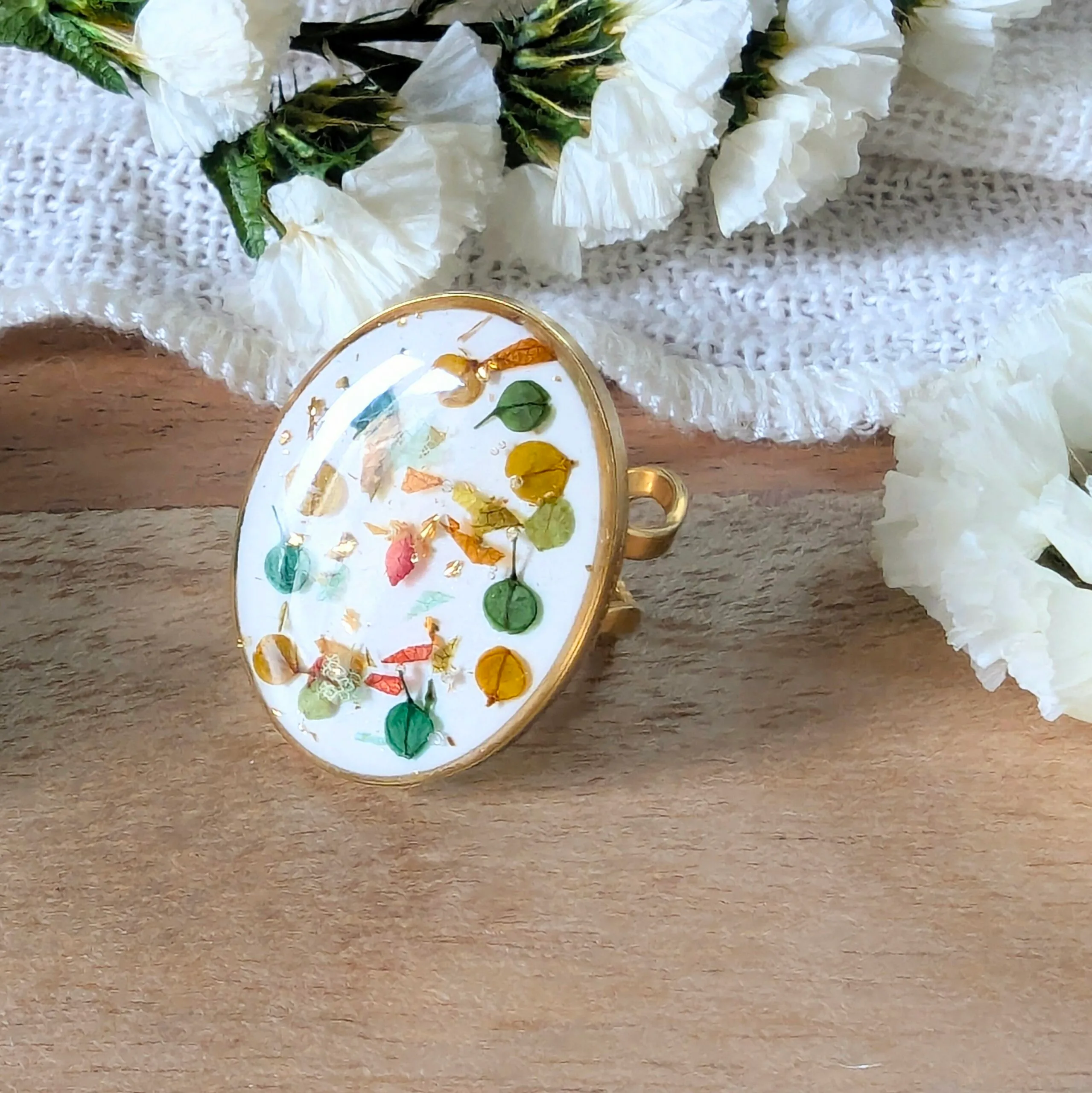 Bague artisanale en fleurs stabilisées aux tons jaunes, verts et blancs, Ingrid – Image 3