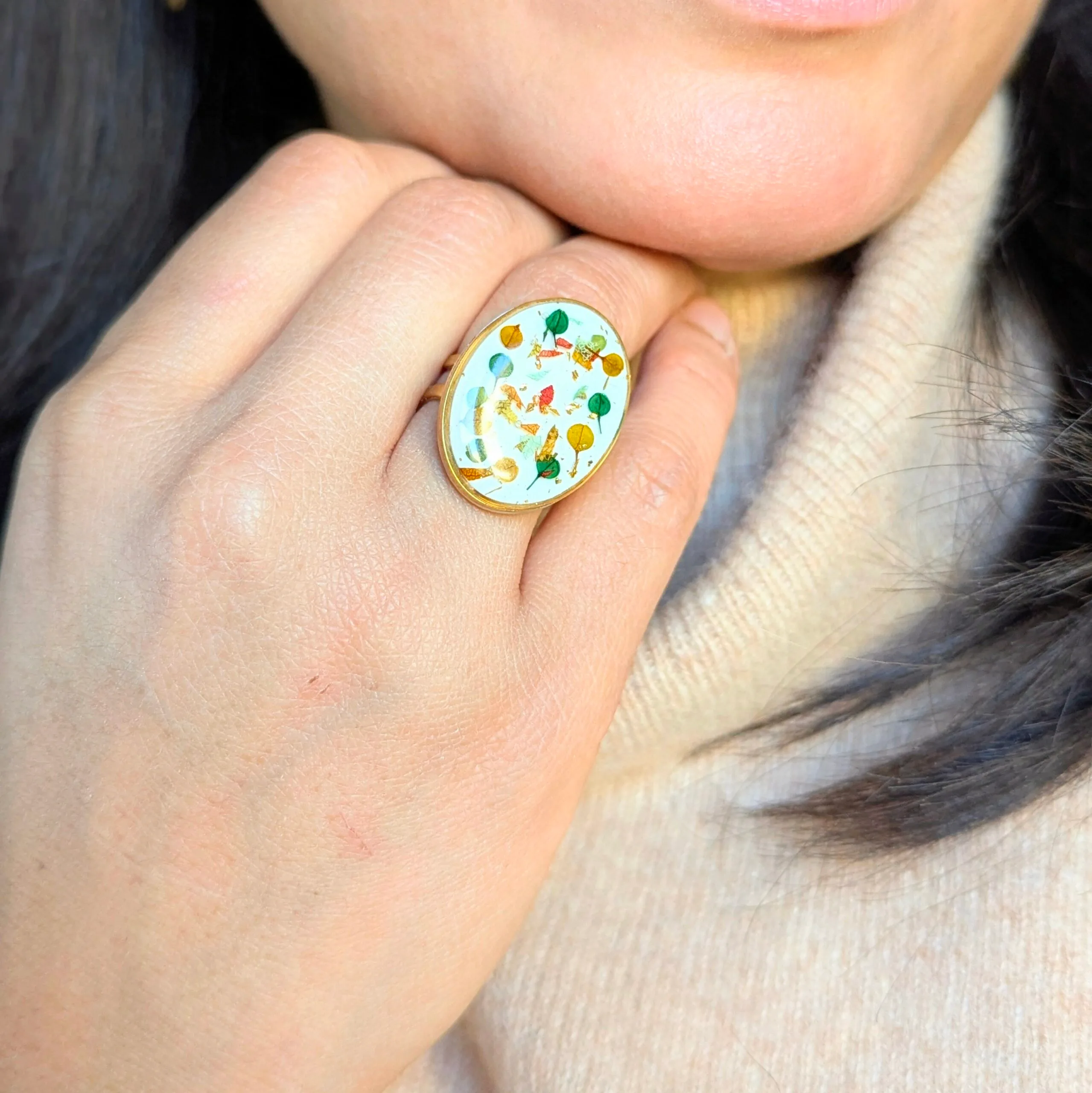 Bague artisanale en fleurs stabilisées aux tons jaunes, verts et blancs, Ingrid – Image 2