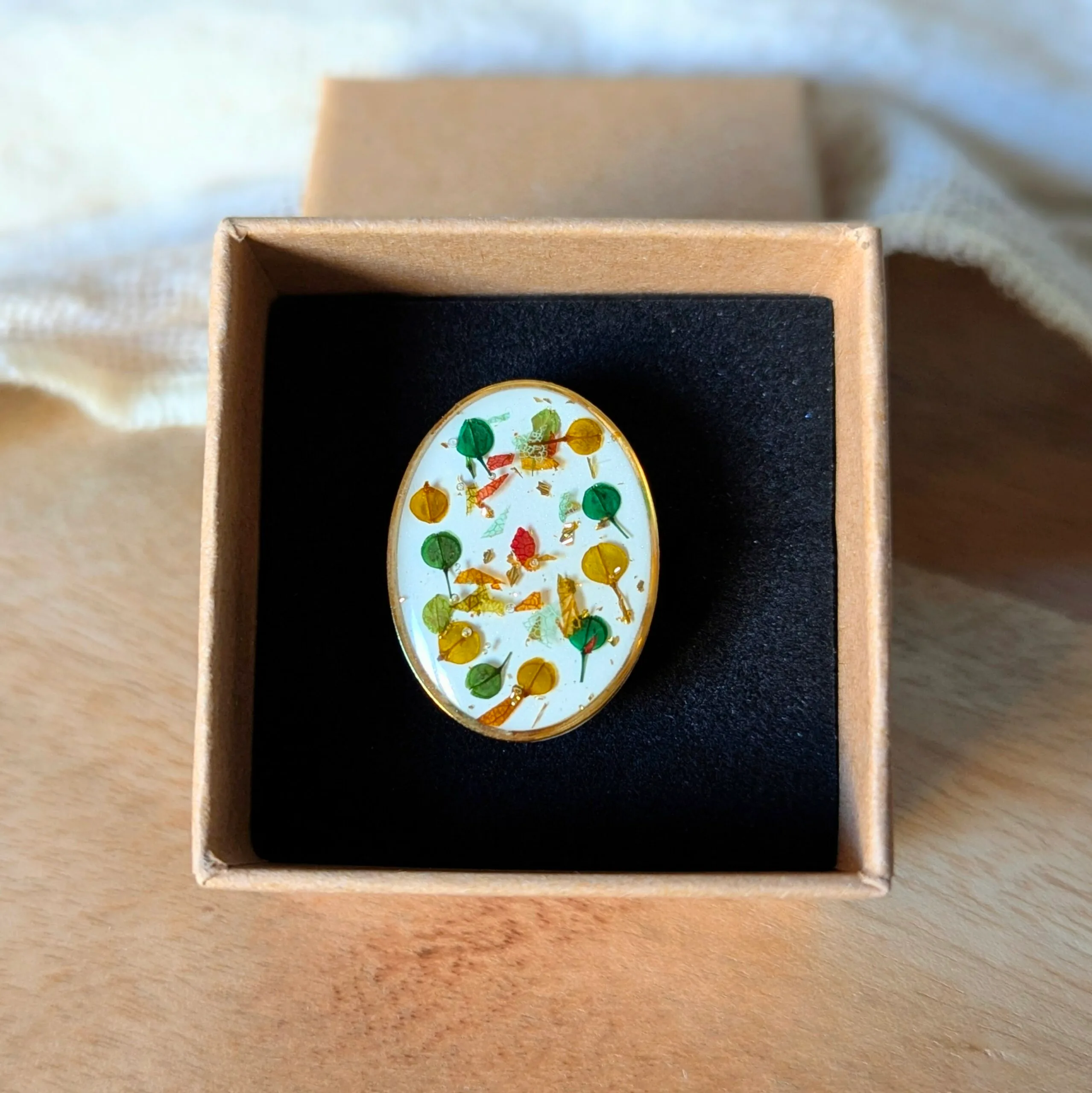 Bague artisanale en fleurs stabilisées aux tons jaunes, verts et blancs, Ingrid – Image 4