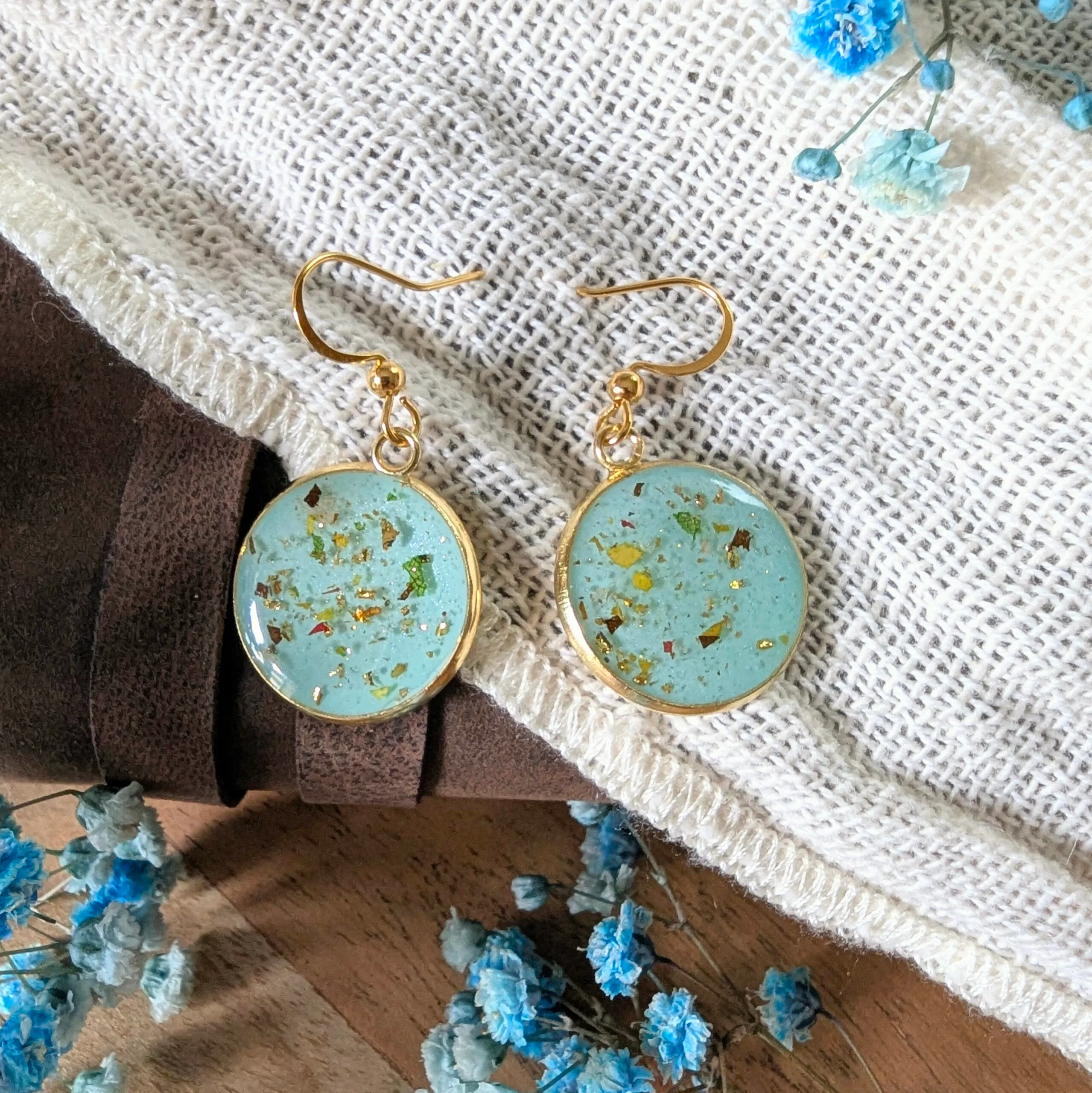Boucles d’oreilles en fleurs séchées dans les tons turquoise, rouges, verts, Alice – Image 2