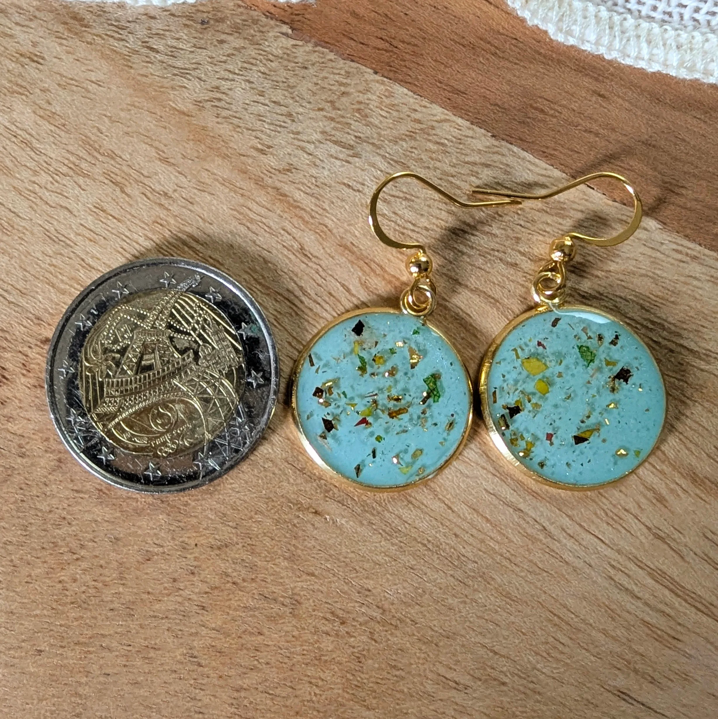 Boucles d’oreilles en fleurs séchées dans les tons turquoise, rouges, verts, Alice – Image 3