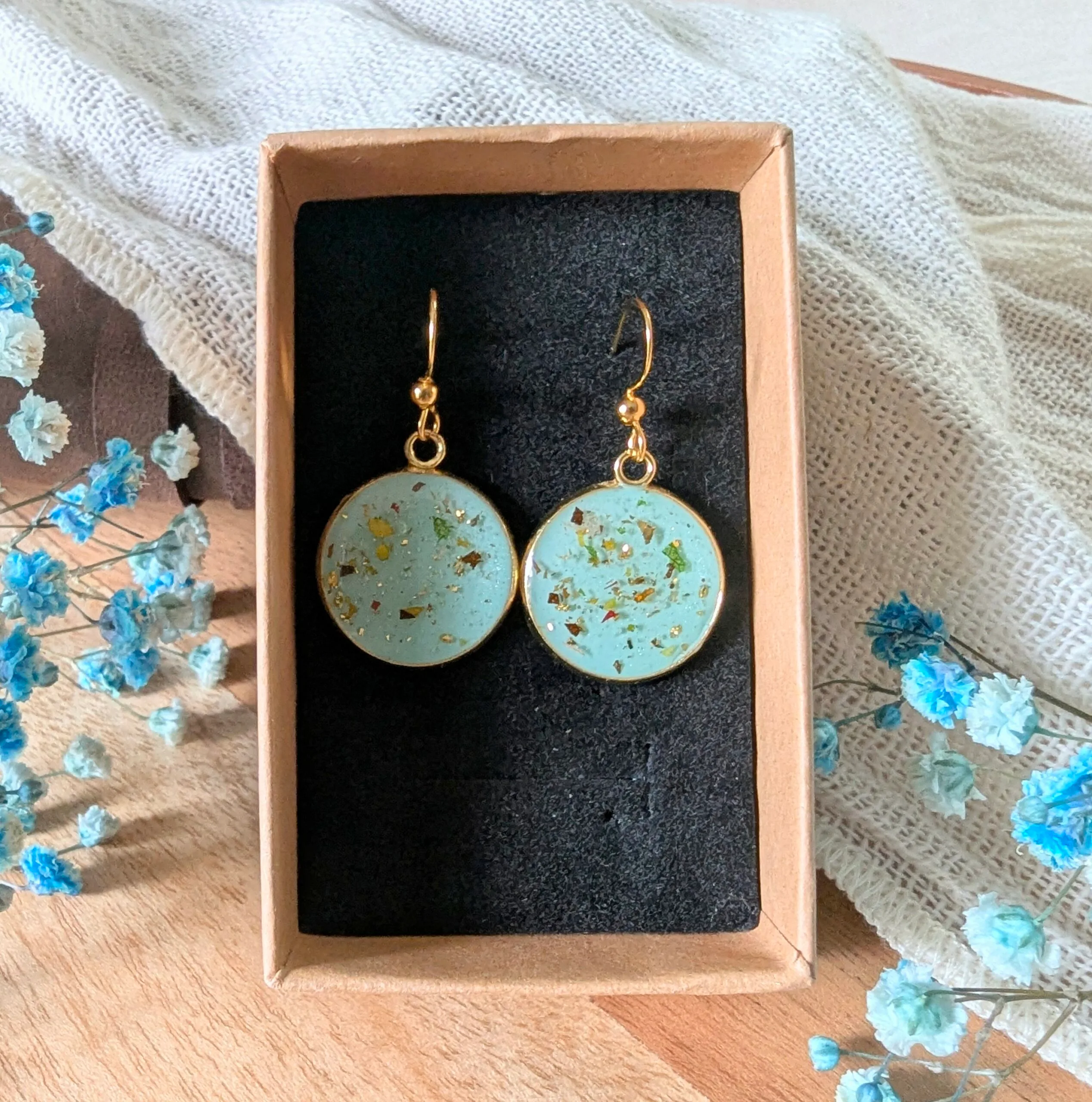 Boucles d’oreilles en fleurs séchées dans les tons turquoise, rouges, verts, Alice – Image 4