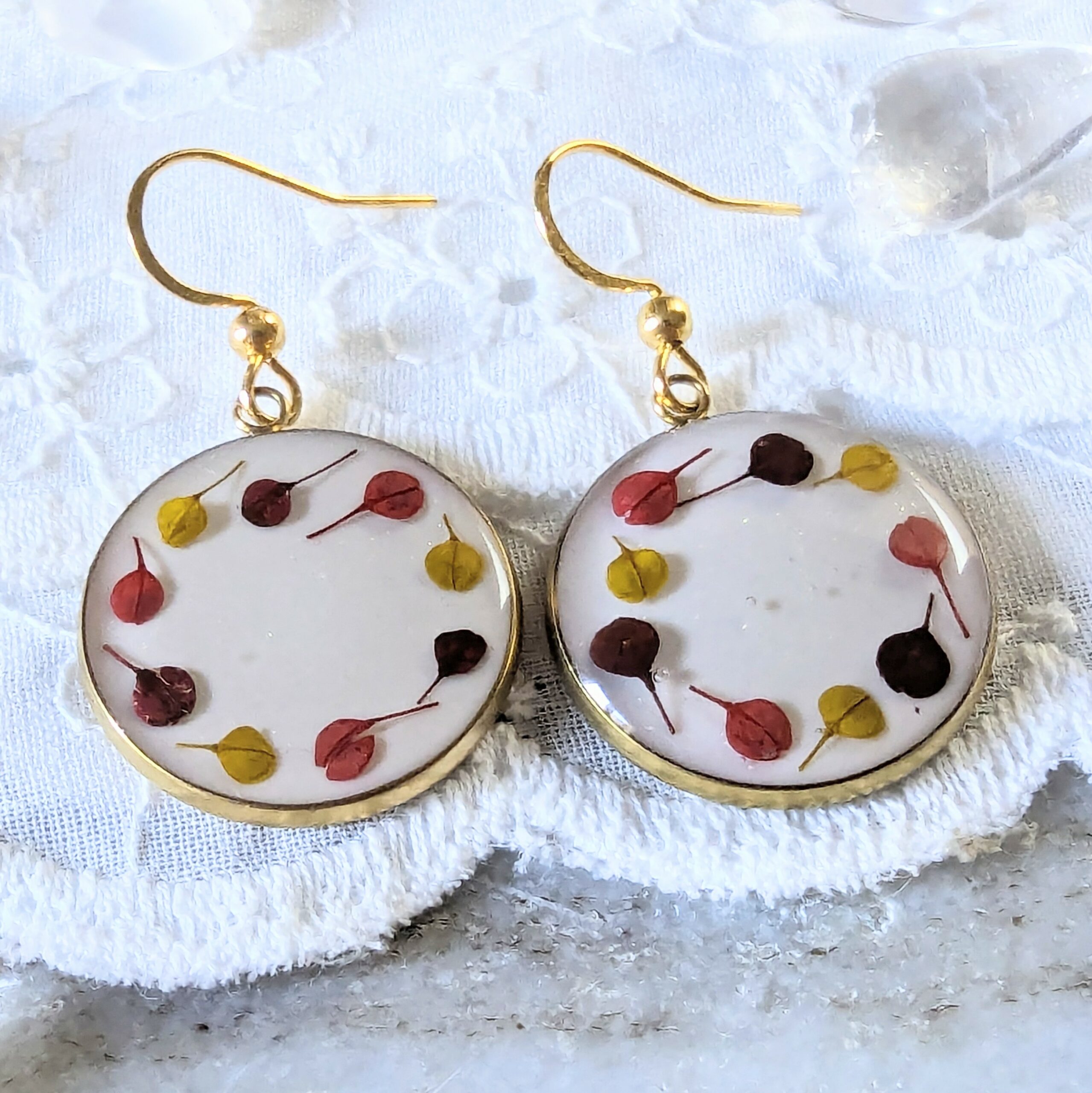 Boucles d’oreilles en résine et fleurs séchées rouges, bordeaux, moutarde, Agatha – Image 2