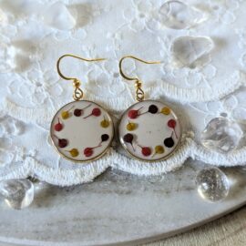 Boucles d’oreilles en résine et fleurs séchées rouges, bordeaux, moutarde, Agatha
