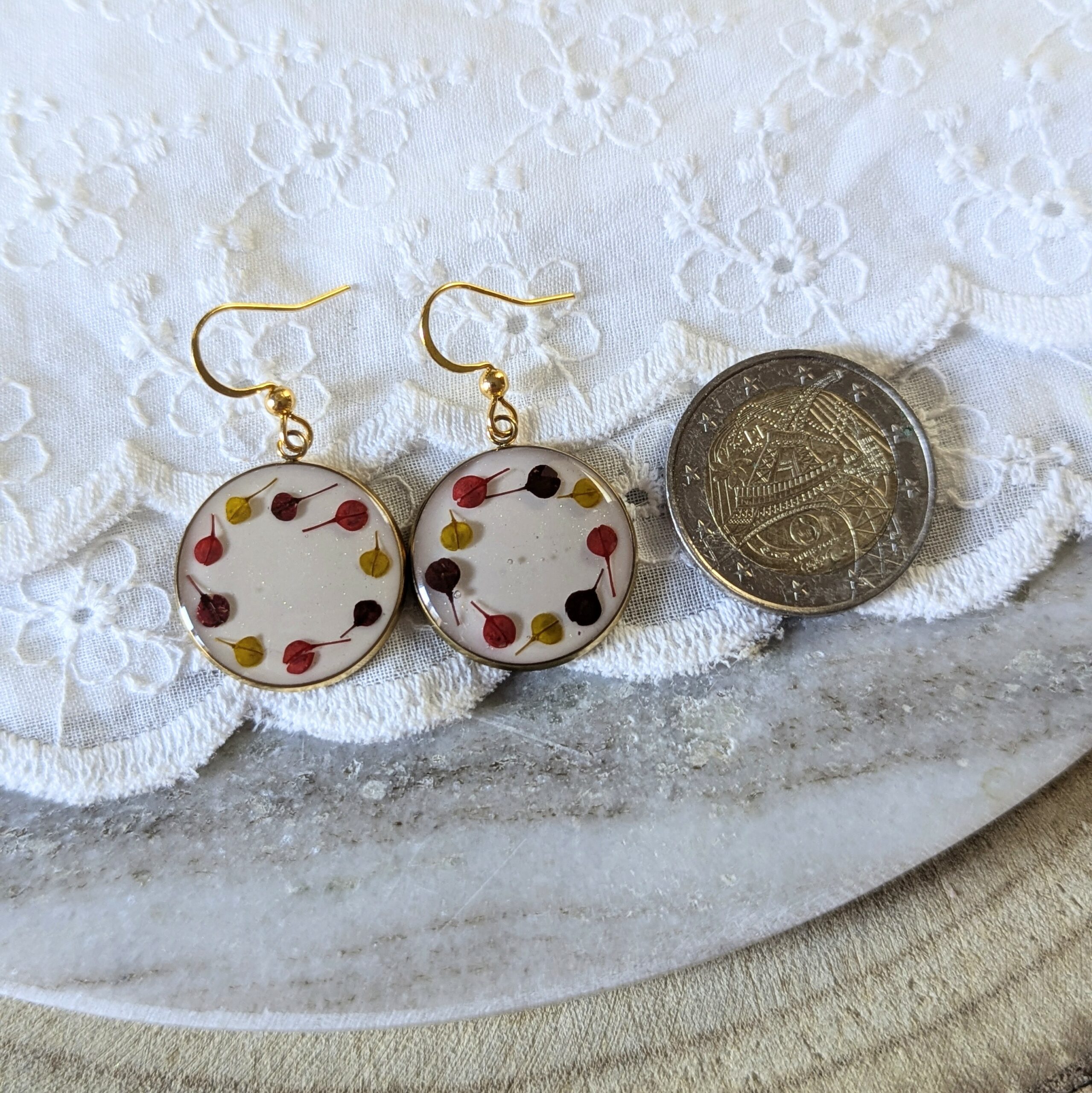 Boucles d’oreilles en résine et fleurs séchées rouges, bordeaux, moutarde, Agatha – Image 3