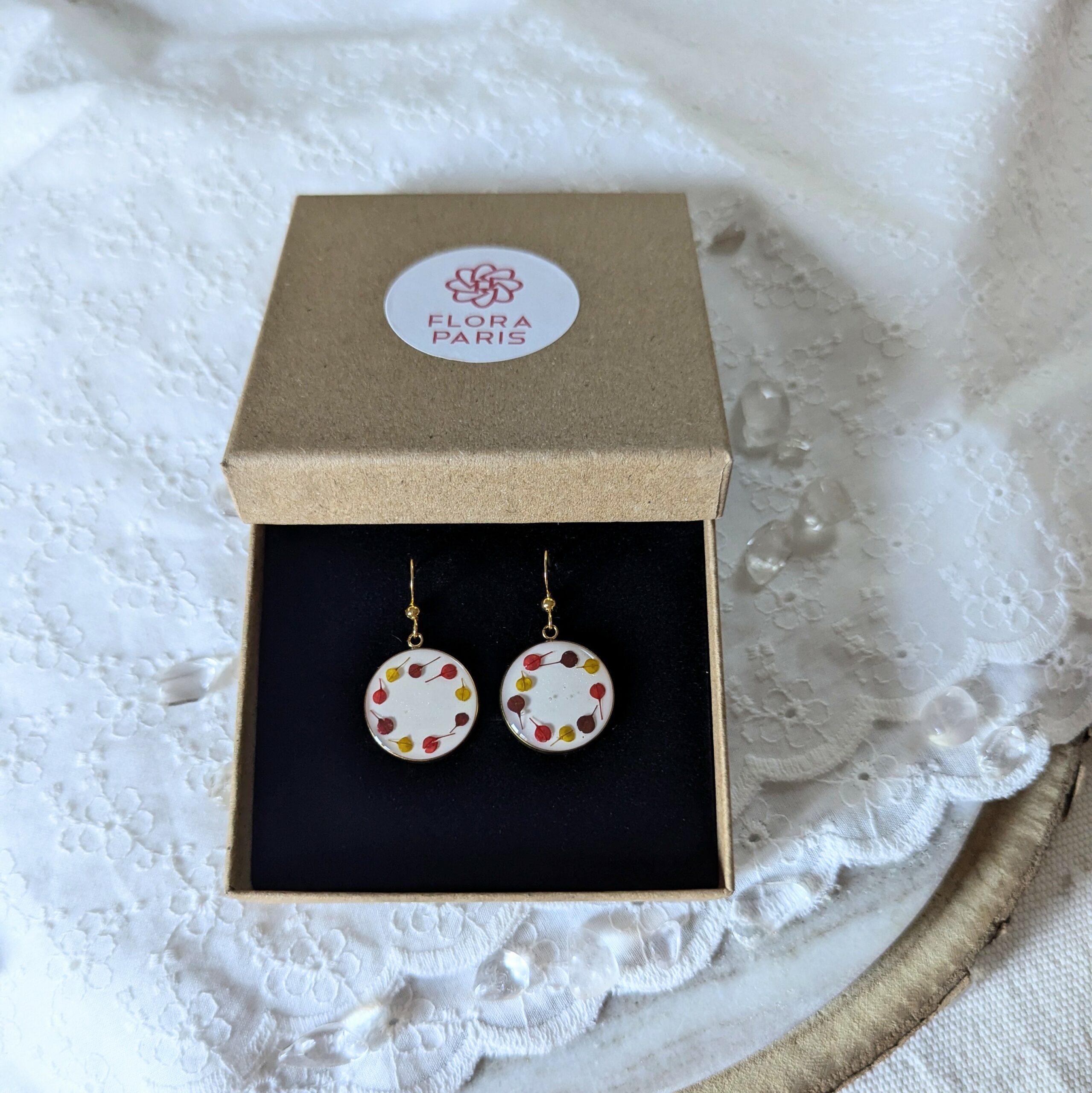 Boucles d’oreilles en résine et fleurs séchées rouges, bordeaux, moutarde, Agatha – Image 4