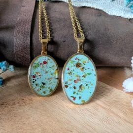 Collier de fleurs séchées dans les tons turquoise, rouges, verts, Alice
