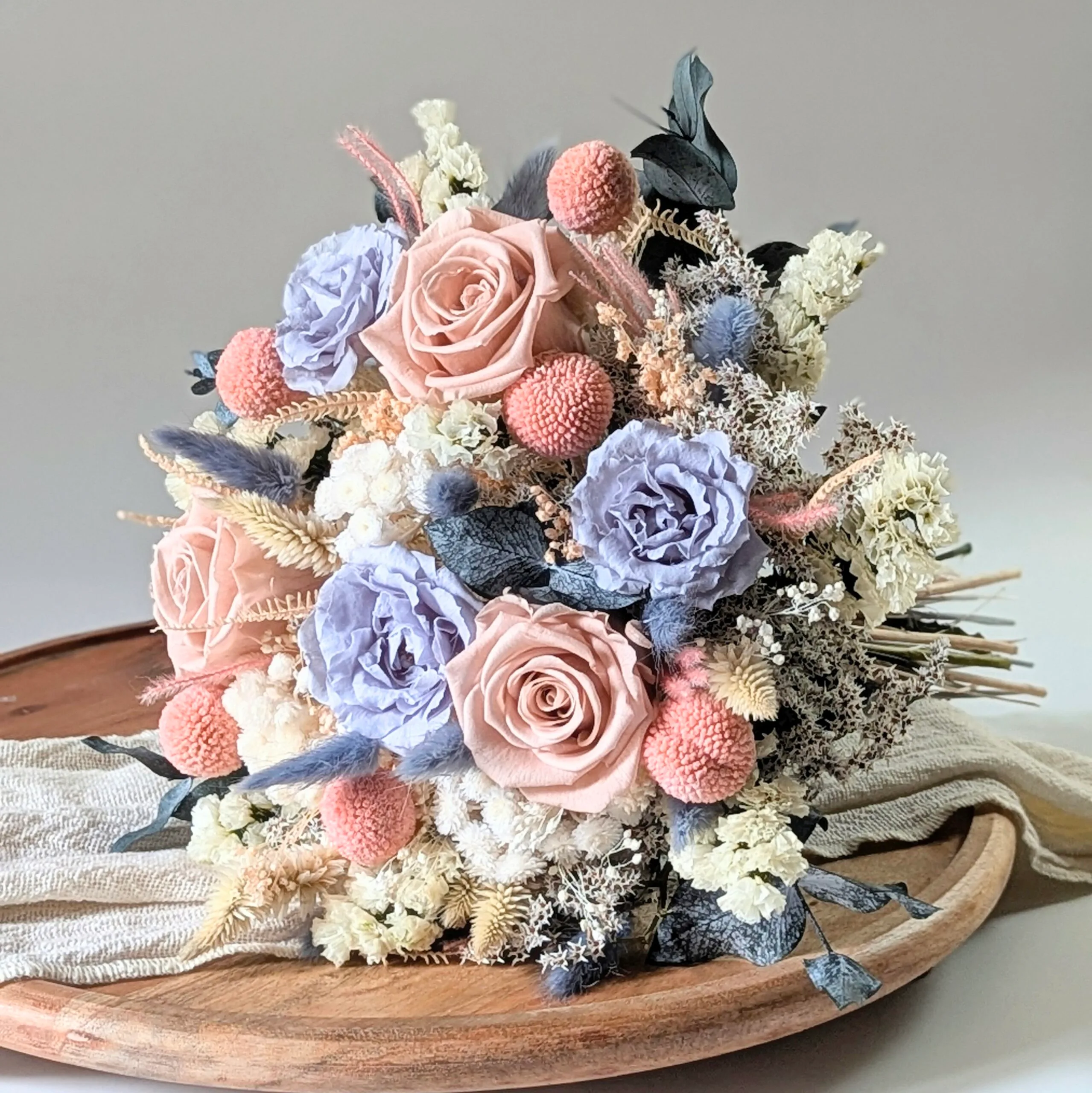 Bouquet de mariée romantique en roses éternelles et fleurs séchées, Pauline