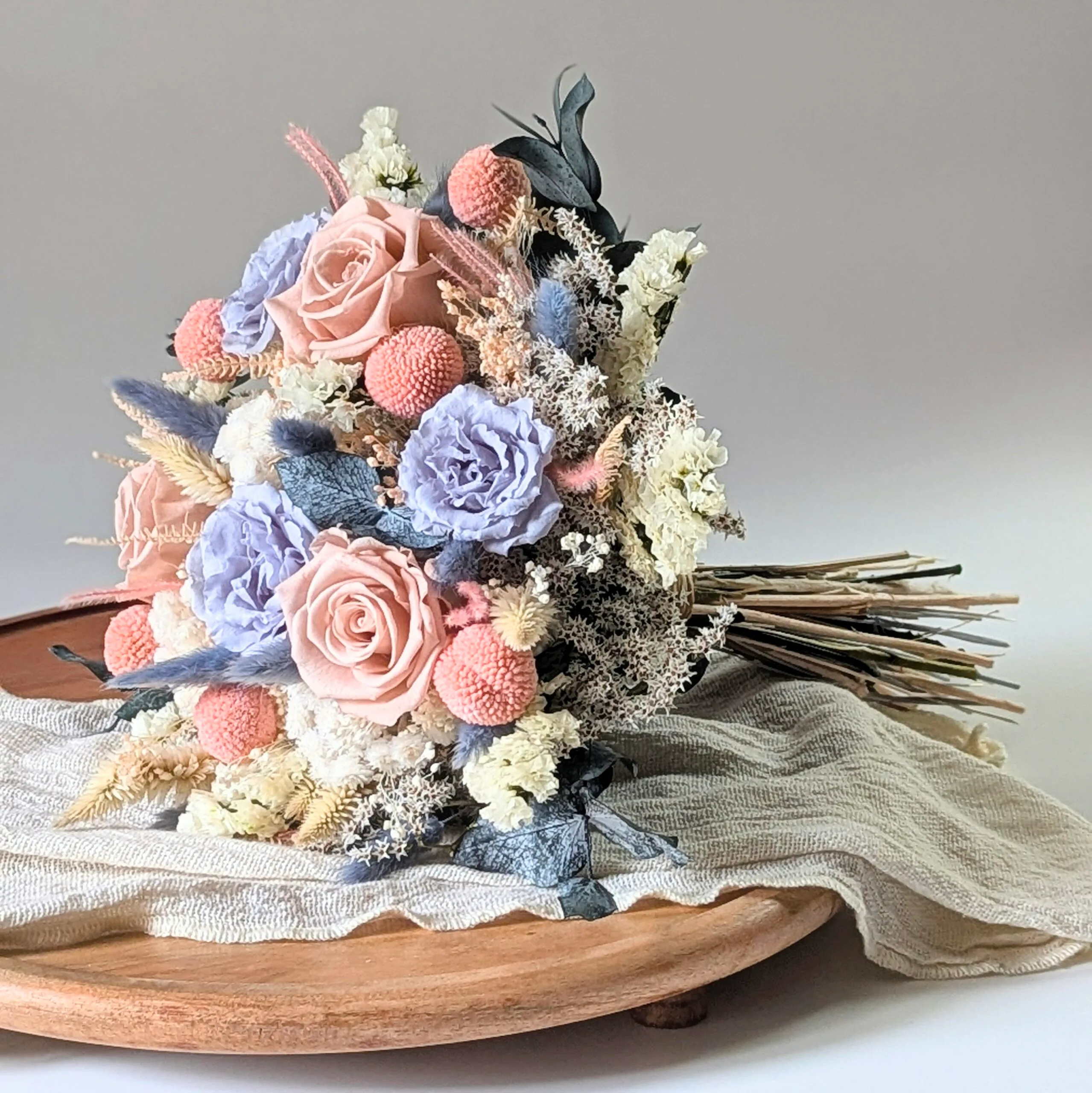 Bouquet de mariée romantique en roses éternelles et fleurs séchées, Pauline – Image 2