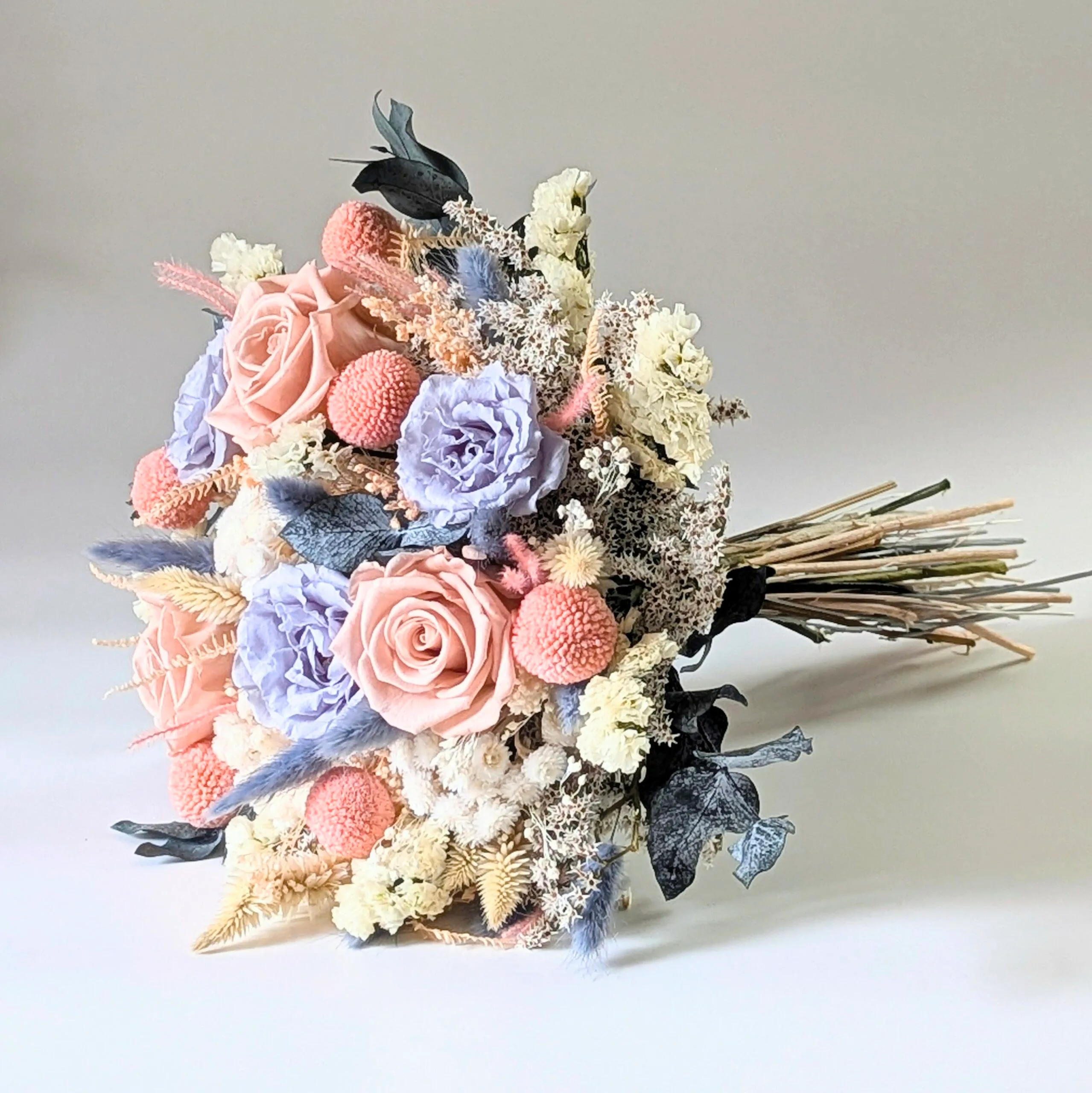 Bouquet de mariée romantique en roses éternelles et fleurs séchées, Pauline – Image 3