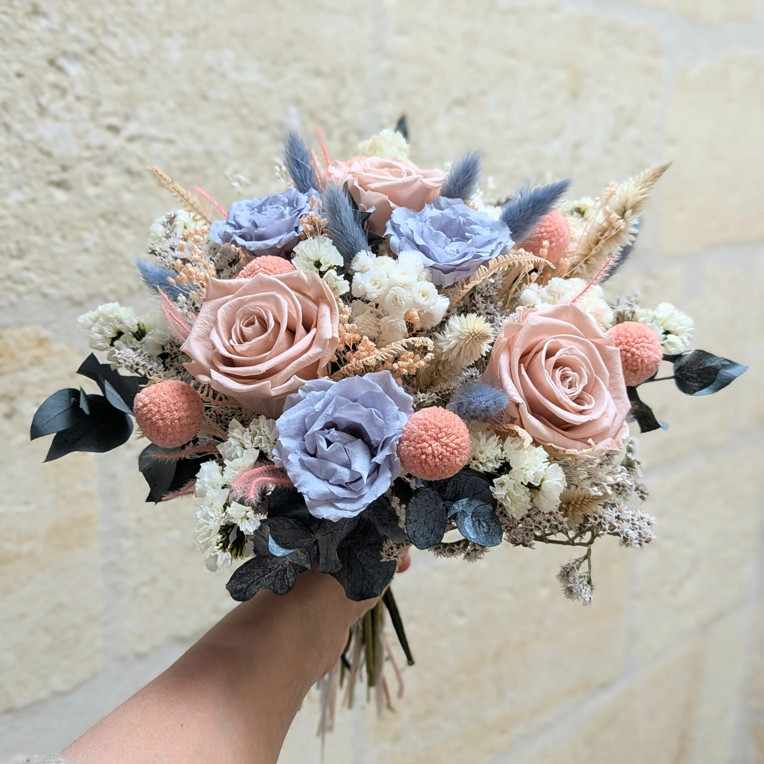 Bouquet de mariée romantique en roses éternelles et fleurs séchées, Pauline – Image 4
