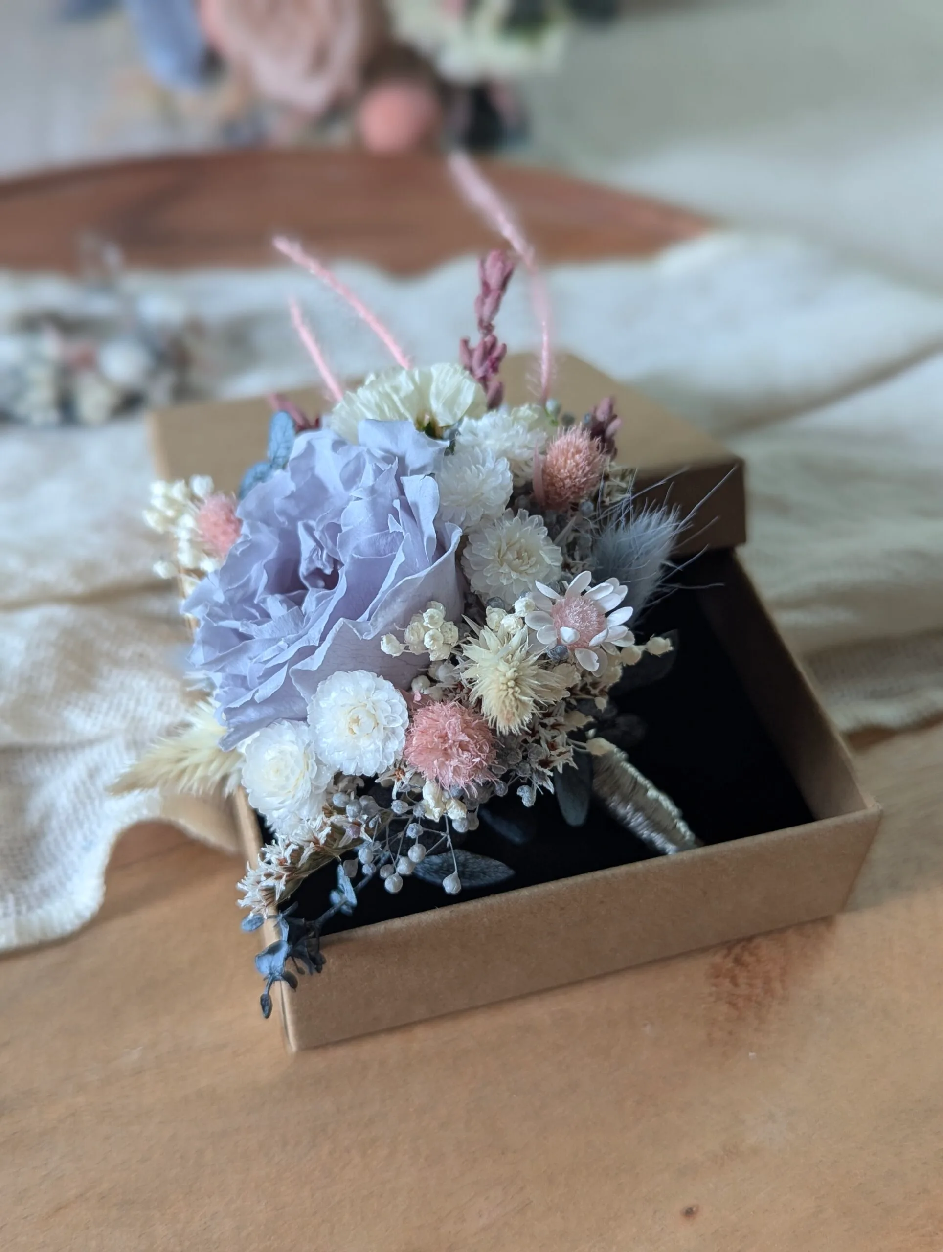 Boutonnière de marié romantique avec rose éternelle et fleurs séchées, Pauline – Image 3