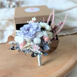 Boutonnière de marié romantique avec rose éternelle et fleurs séchées, Pauline