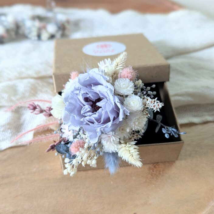 Boutonnière de marié romantique avec roses éternelles et fleurs séchées, Pauline – Image 4