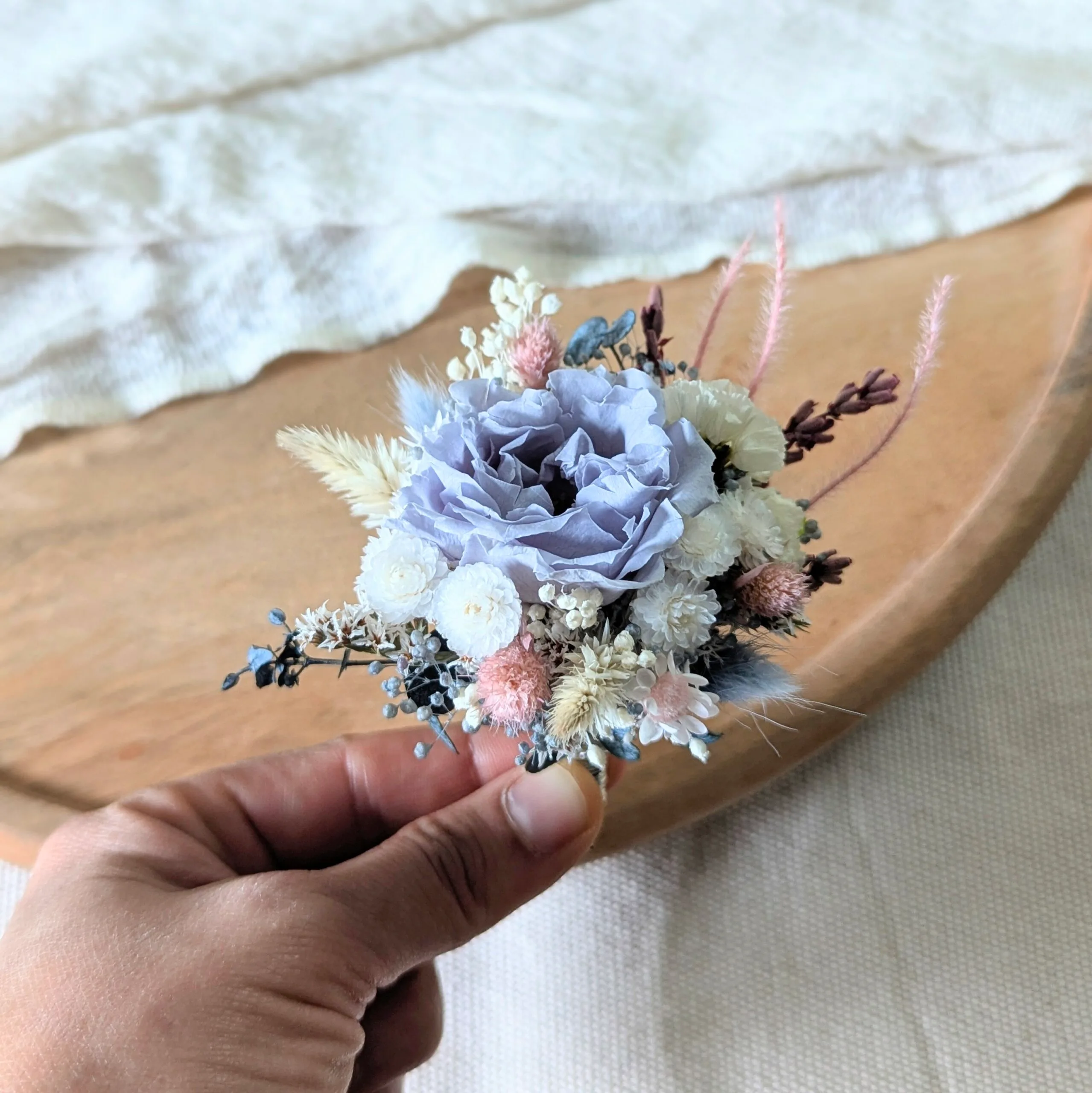 Boutonnière de marié romantique avec rose éternelle et fleurs séchées, Pauline – Image 2