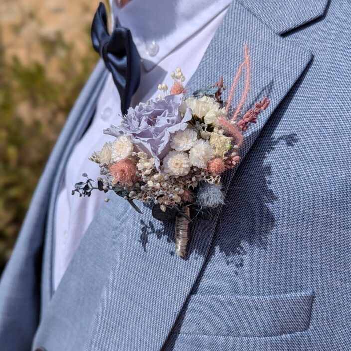 Boutonnière de marié romantique avec rose éternelle et fleurs séchées, Pauline – Image 4