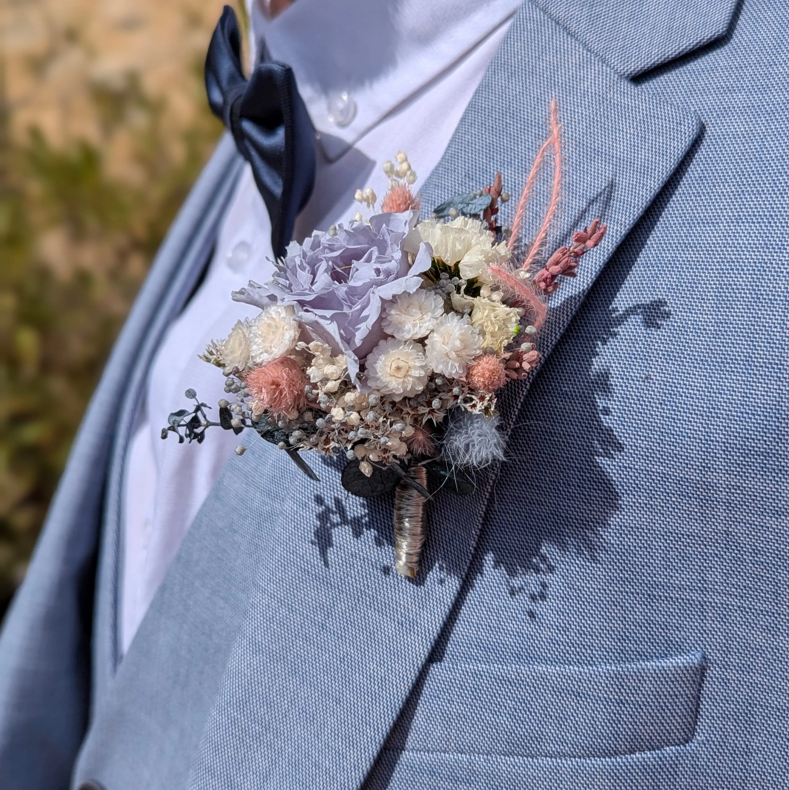 Boutonnière de marié romantique avec rose éternelle et fleurs séchées, Pauline – Image 4