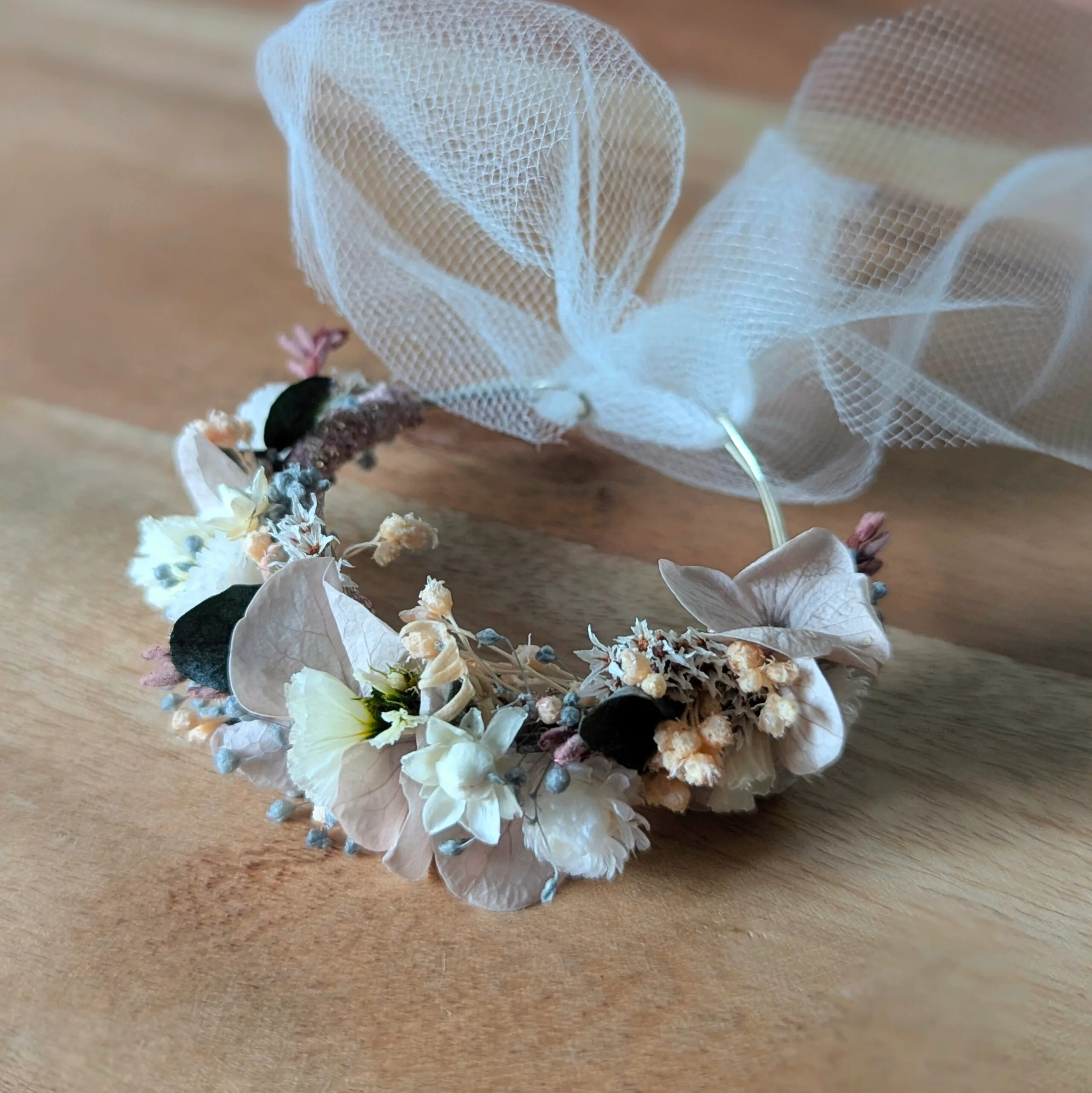 Bracelet artisanal fleurs stabilisées aux couleurs pastel, Pauline – Image 4