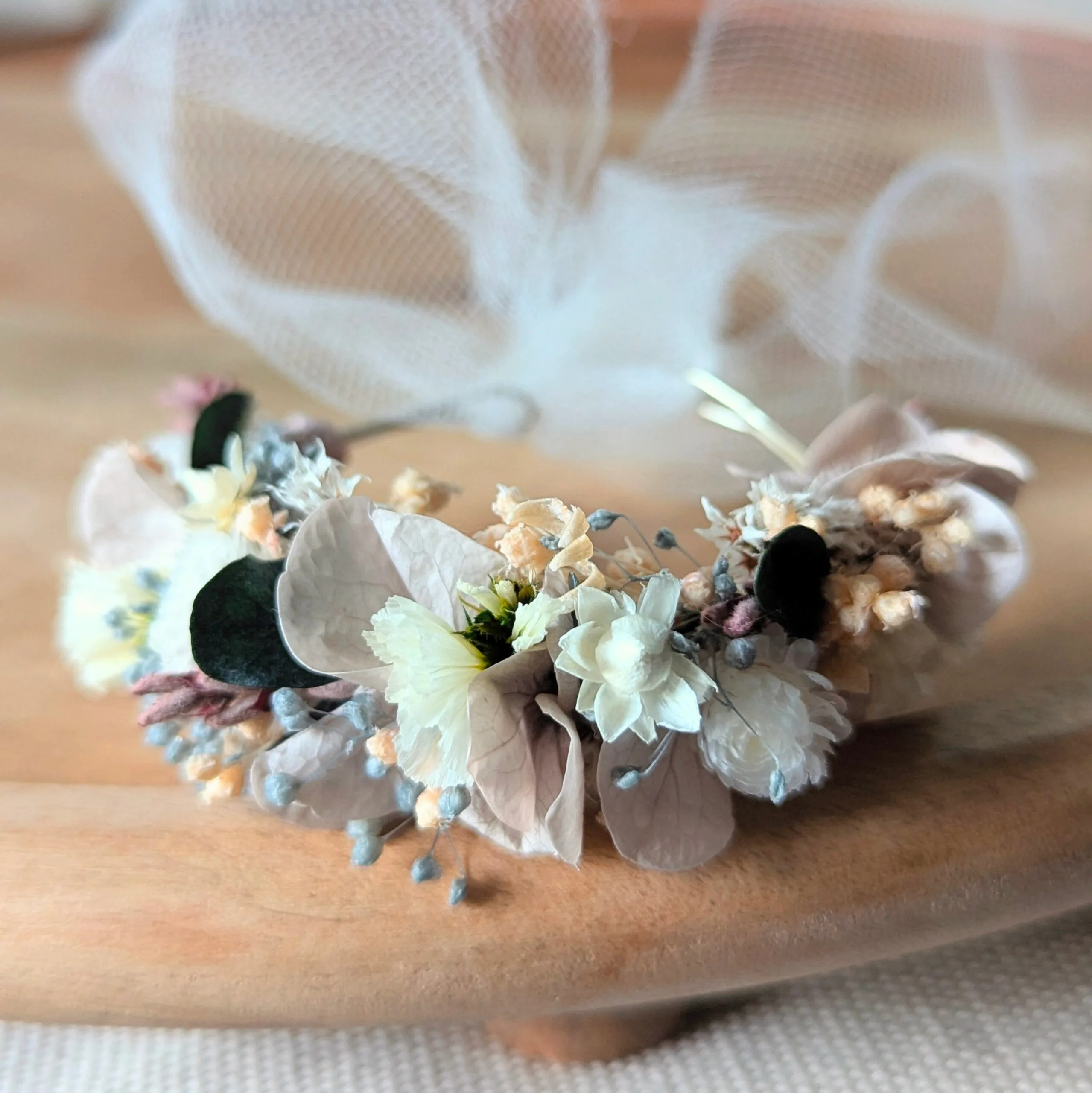 Bracelet artisanal fleurs stabilisées aux couleurs pastel, Pauline – Image 2