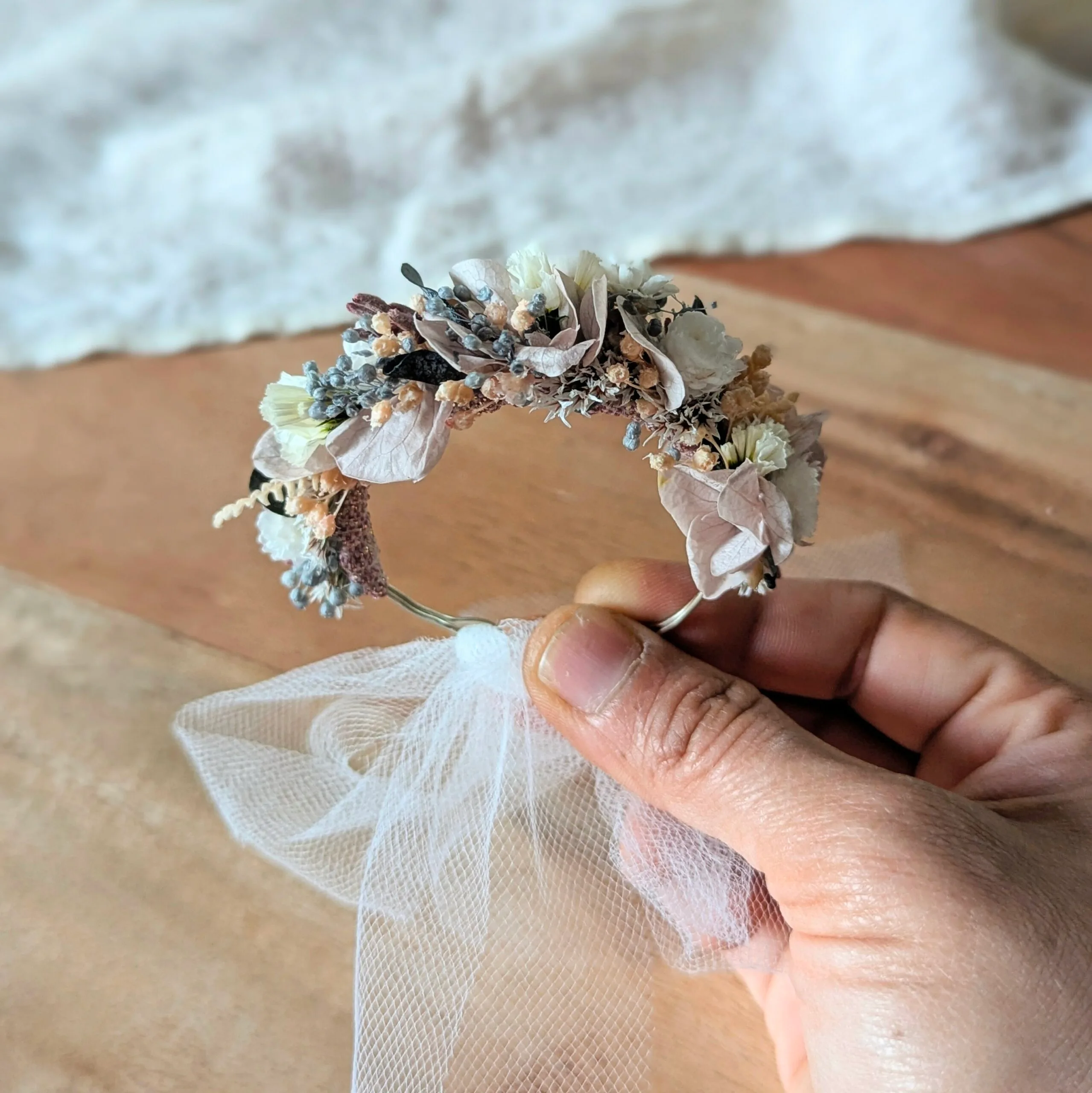 Bracelet artisanal fleurs stabilisées aux couleurs pastel, Pauline – Image 3