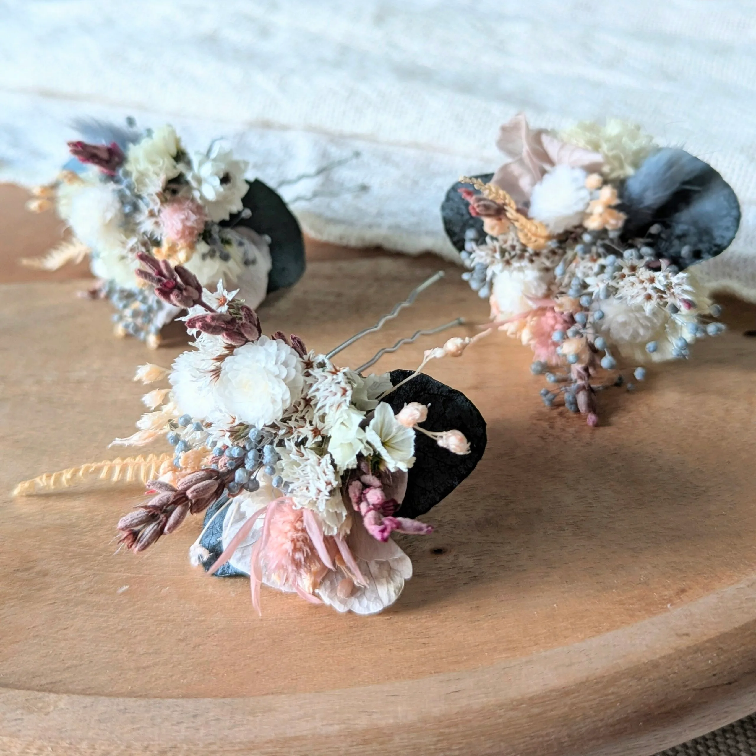 Épingle à cheveux ornée de fleurs stabilisées aux tonalités roses et bleues, Pauline