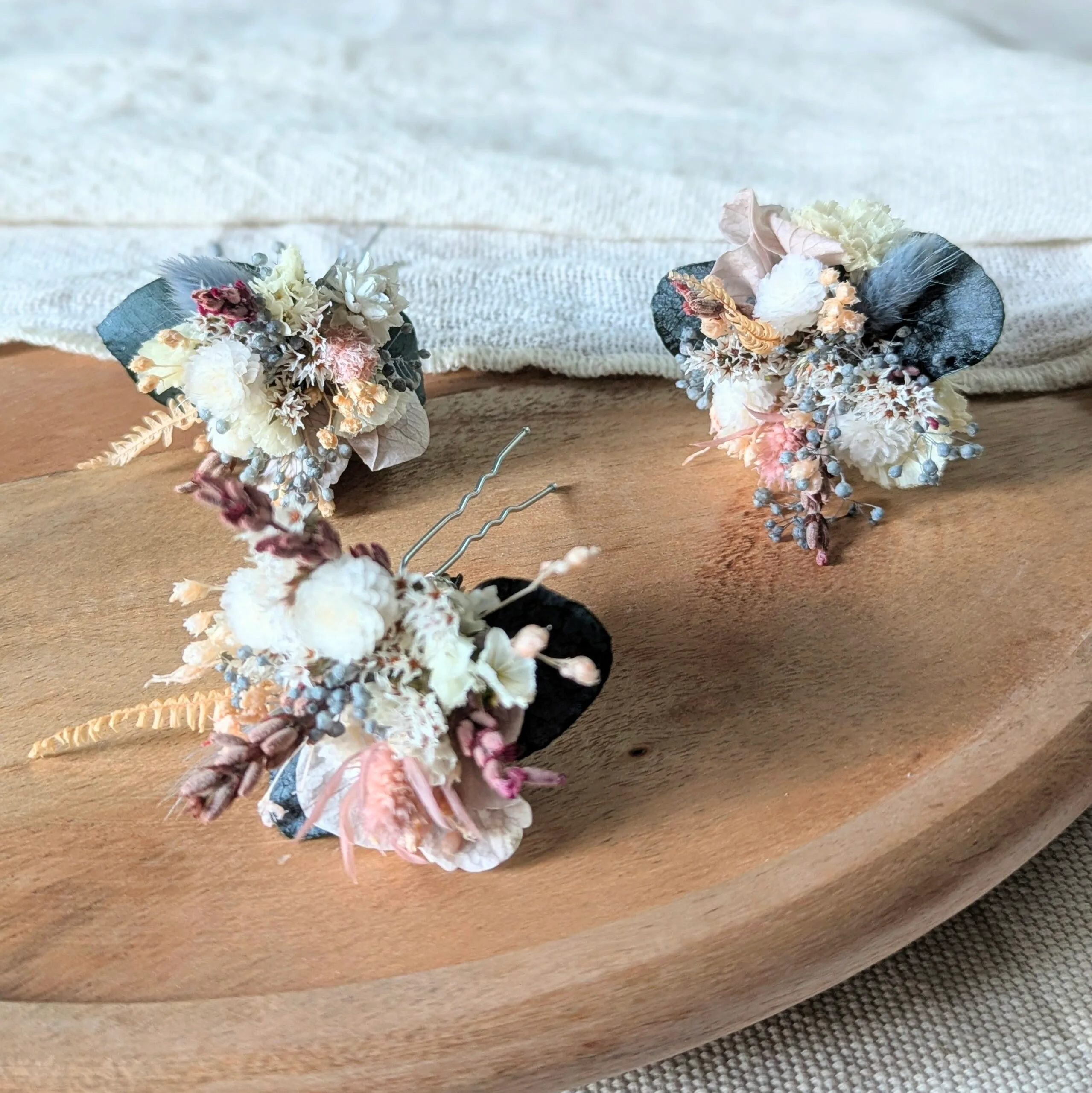 Épingle à cheveux ornée de fleurs stabilisées aux tonalités roses et bleues, Pauline – Image 4