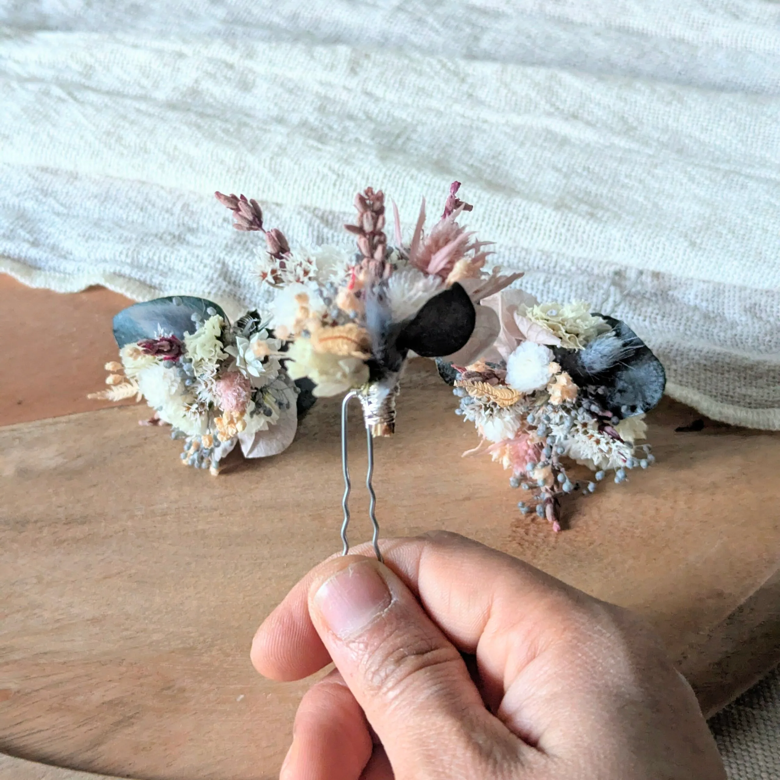 Épingle à cheveux ornée de fleurs stabilisées aux tonalités roses et bleues, Pauline – Image 3