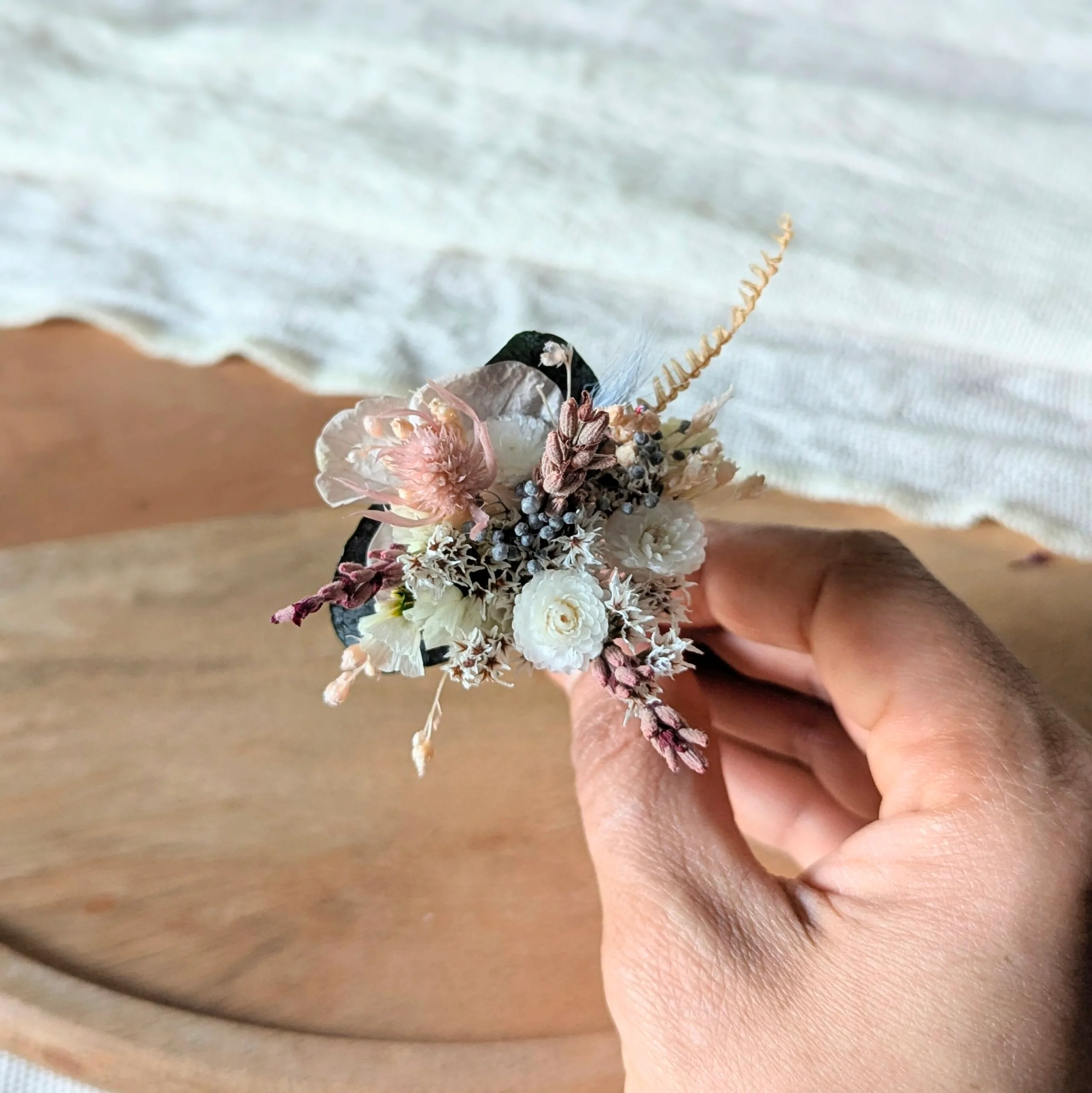 Épingle à cheveux ornée de fleurs stabilisées aux tonalités roses et bleues, Pauline – Image 2