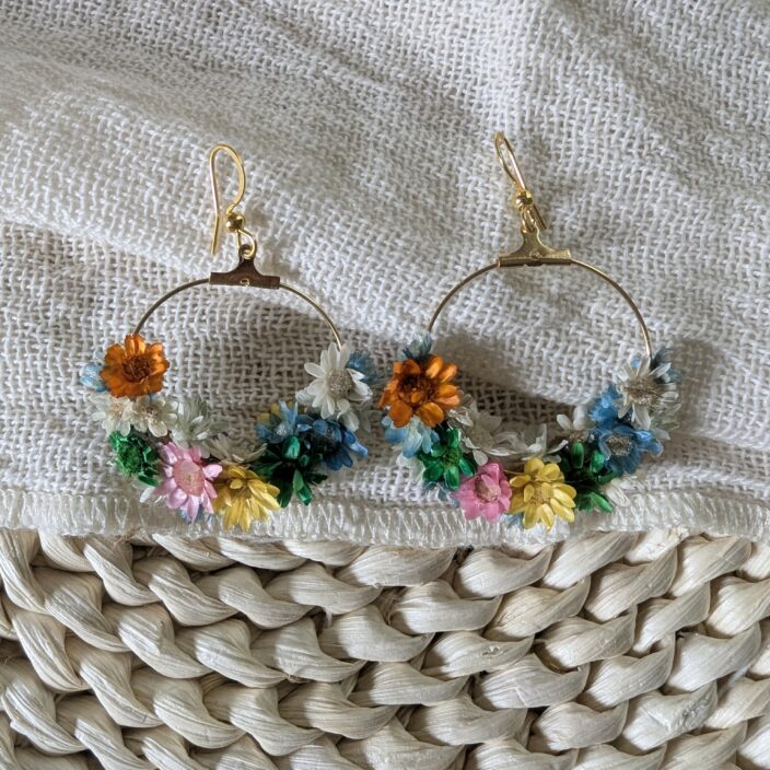 Boucles d’oreilles fleuries en glixia séchées multicolores, Solenn – Image 4