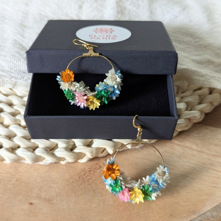 Boucles d’oreilles fleuries en glixia séchées multicolores, Solenn – Image 2