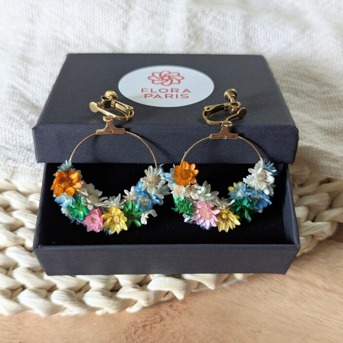Boucles d’oreilles fleuries en glixia séchées multicolores, Solenn – Image 3