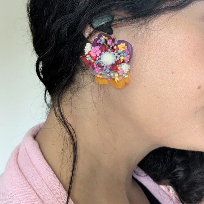 Boucles d’oreilles clou en fleurs stabilisées aux couleurs chatoyantes, Justine – Image 4