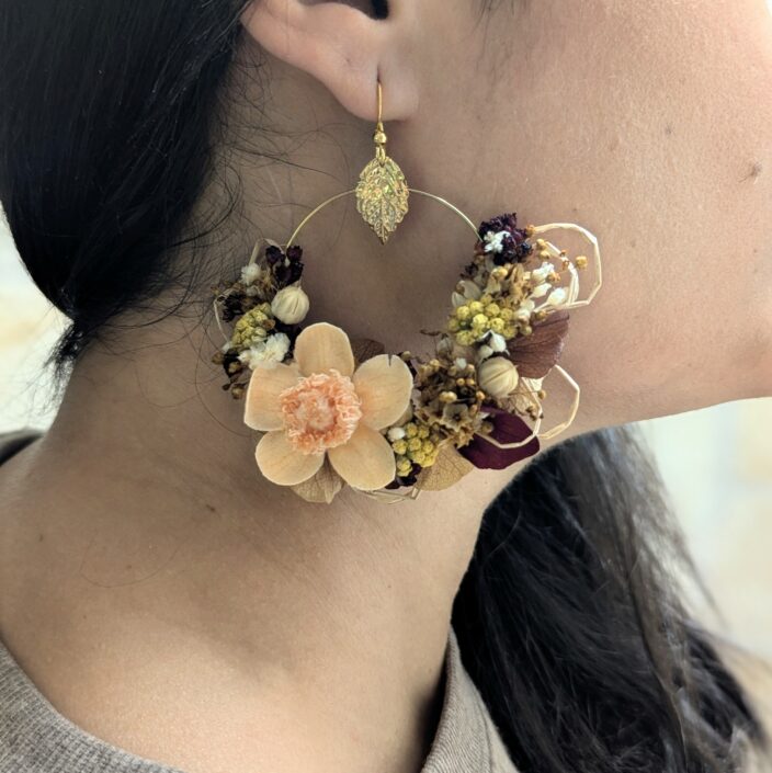 Boucles d’oreilles fleurs stabilisées pêche & terracotta, Ingrid – Image 4