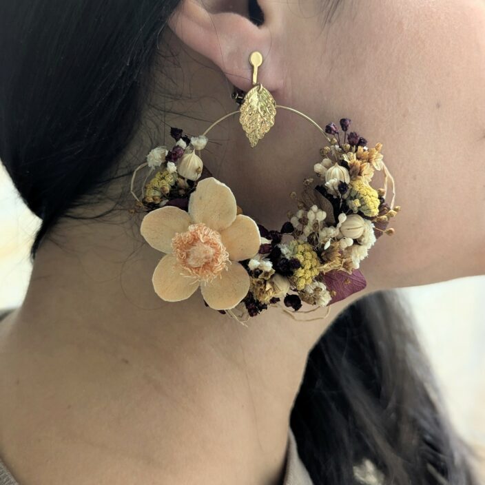 Boucles d’oreilles fleurs stabilisées pêche & terracotta, Ingrid – Image 3