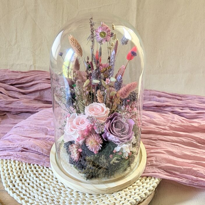 Cloche en verre avec rose éternelle et fleurs stabilisées, Mathilde – Image 3