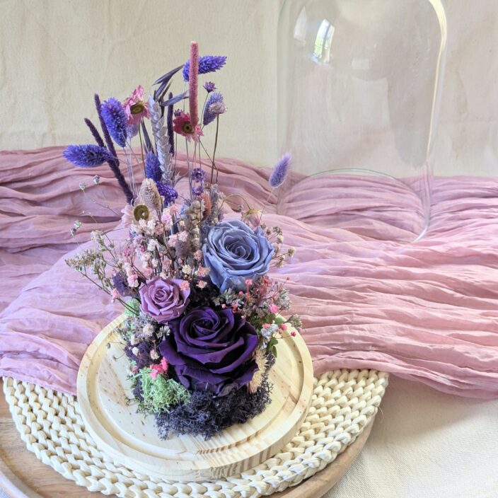 Cloche en verre avec rose éternelle et fleurs stabilisées, Mathilde – Image 2