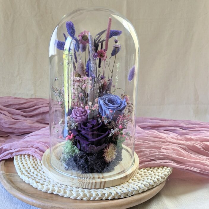 Cloche en verre avec rose éternelle et fleurs stabilisées, Mathilde