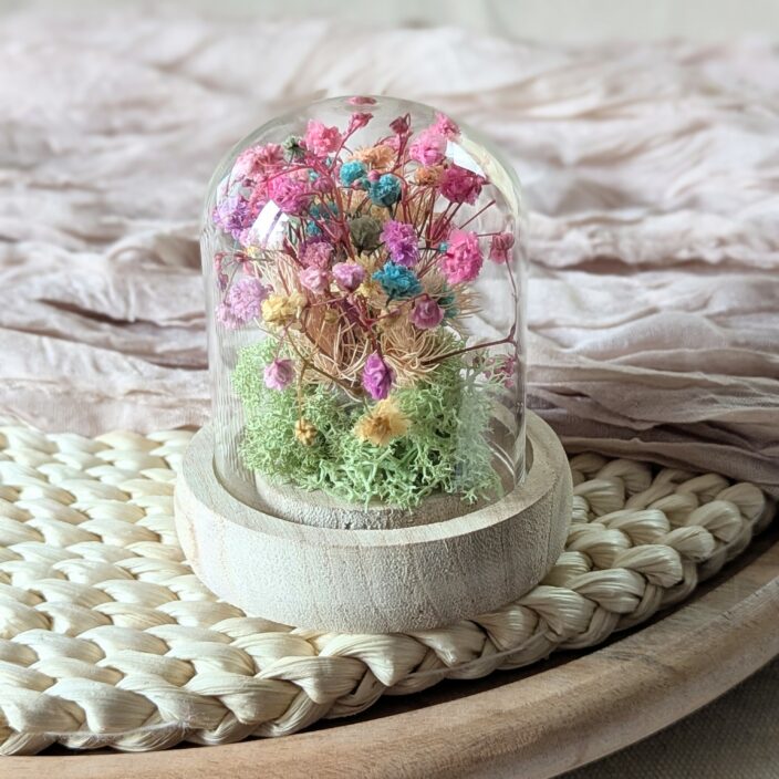 Mini cloche en verre avec gypsophile et lichen stabilisés, Pepeta – Image 3