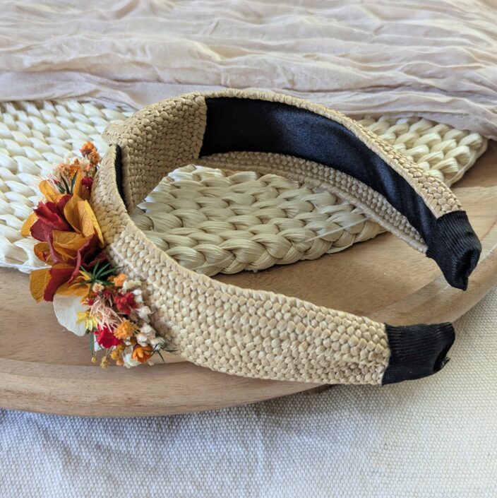 Serre-tête artisanal orné de fleurs séchées & stabilisées aux tonalités rouges, Coco Cinelle – Image 3