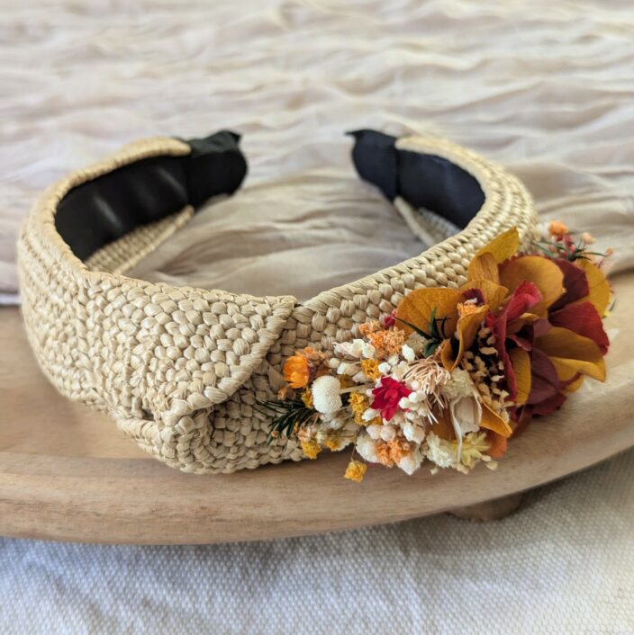 Serre-tête artisanal orné de fleurs séchées & stabilisées aux tonalités rouges, Coco Cinelle – Image 2