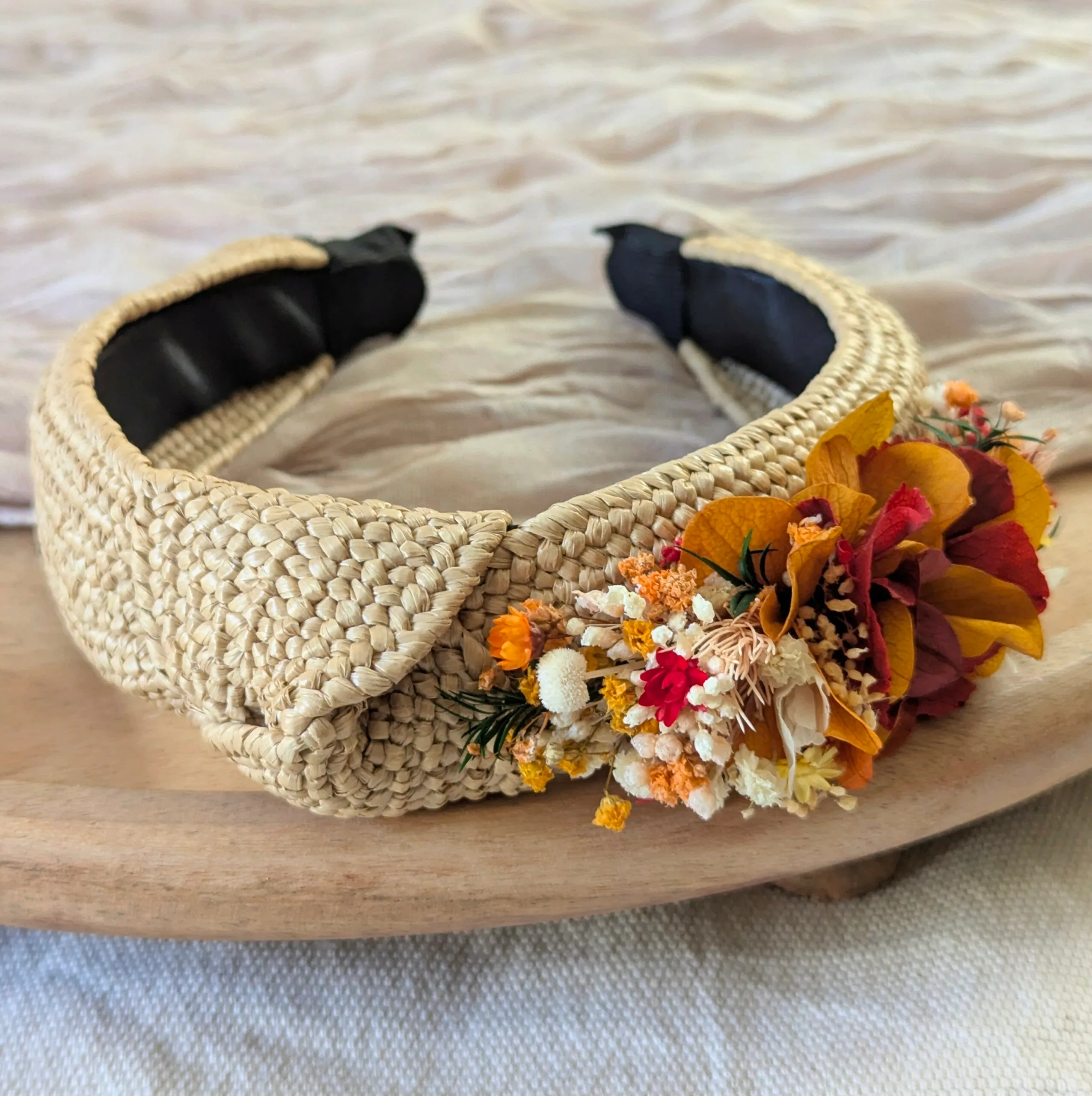 Serre-tête artisanal orné de fleurs séchées & stabilisées aux tonalités rouges, Coco Cinelle – Image 2