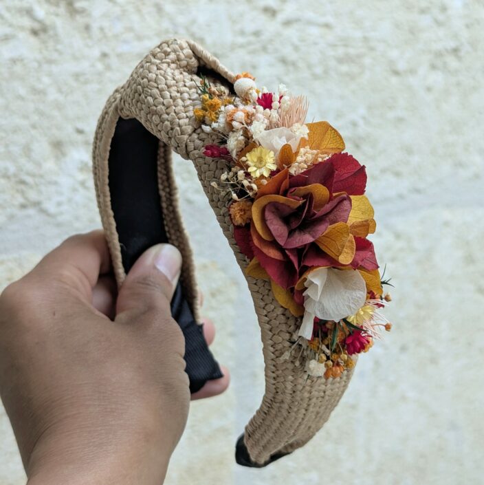 Serre-tête artisanal orné de fleurs séchées & stabilisées aux tonalités rouges, Coco Cinelle – Image 4
