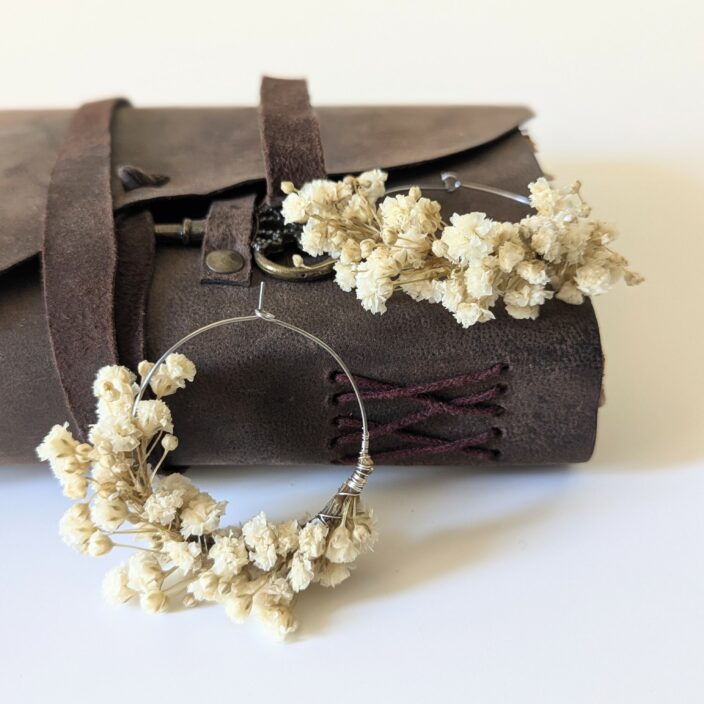 Boucles d’oreilles artisanales en gypsophile stabilisée blanc ivoire, Alma – Image 2