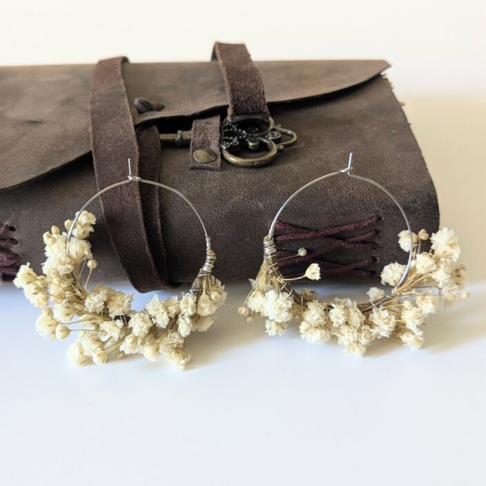 Boucles d’oreilles artisanales en gypsophile stabilisée blanc ivoire, Alma – Image 3